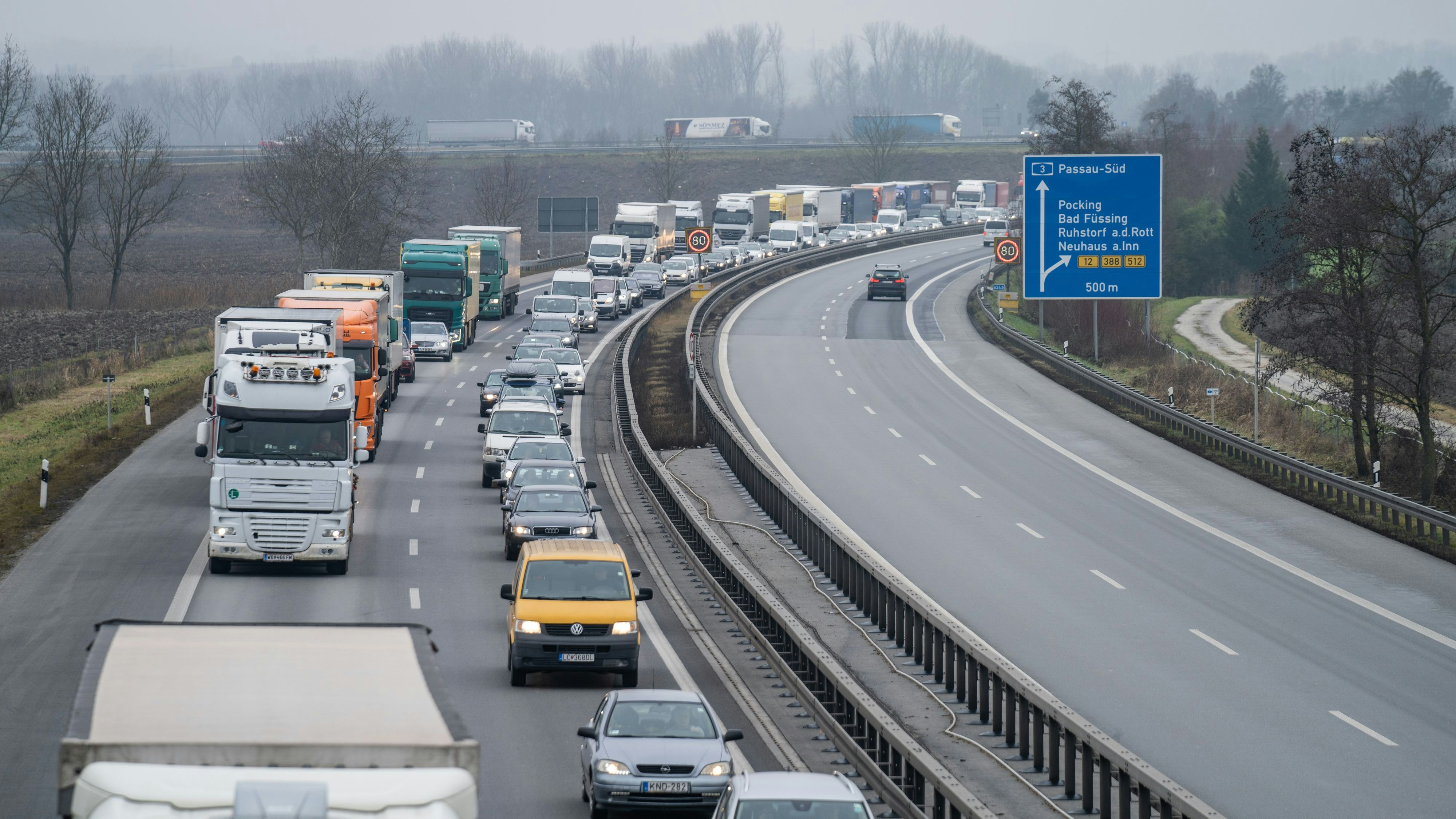 Der Lenker fiel durch rücksichtsloses Verhalten im Stauf auf. Symbolbild.