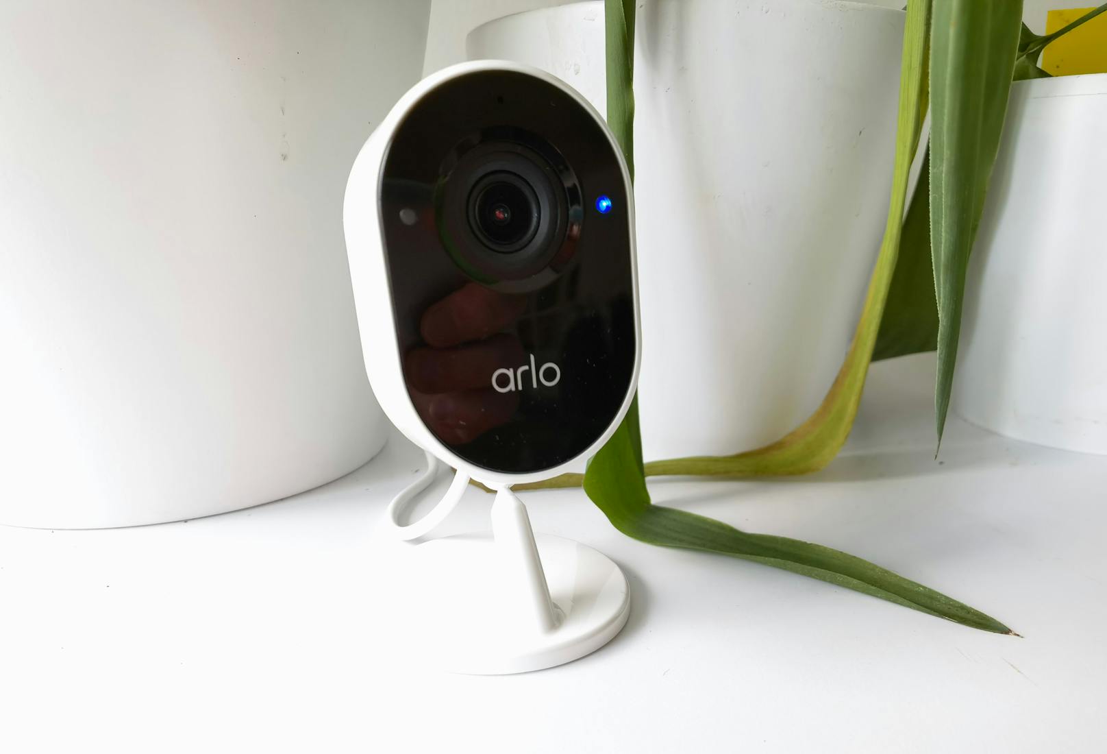 Um mit der Sorge aufzuräumen, dass die Kamera auch allerhand filmen könnte, das privat bleiben soll, hat Arlo die neue Essential Indoor Camera vorgestellt. Neu ist das von Arlo so genannte Camera Privacy Shield.