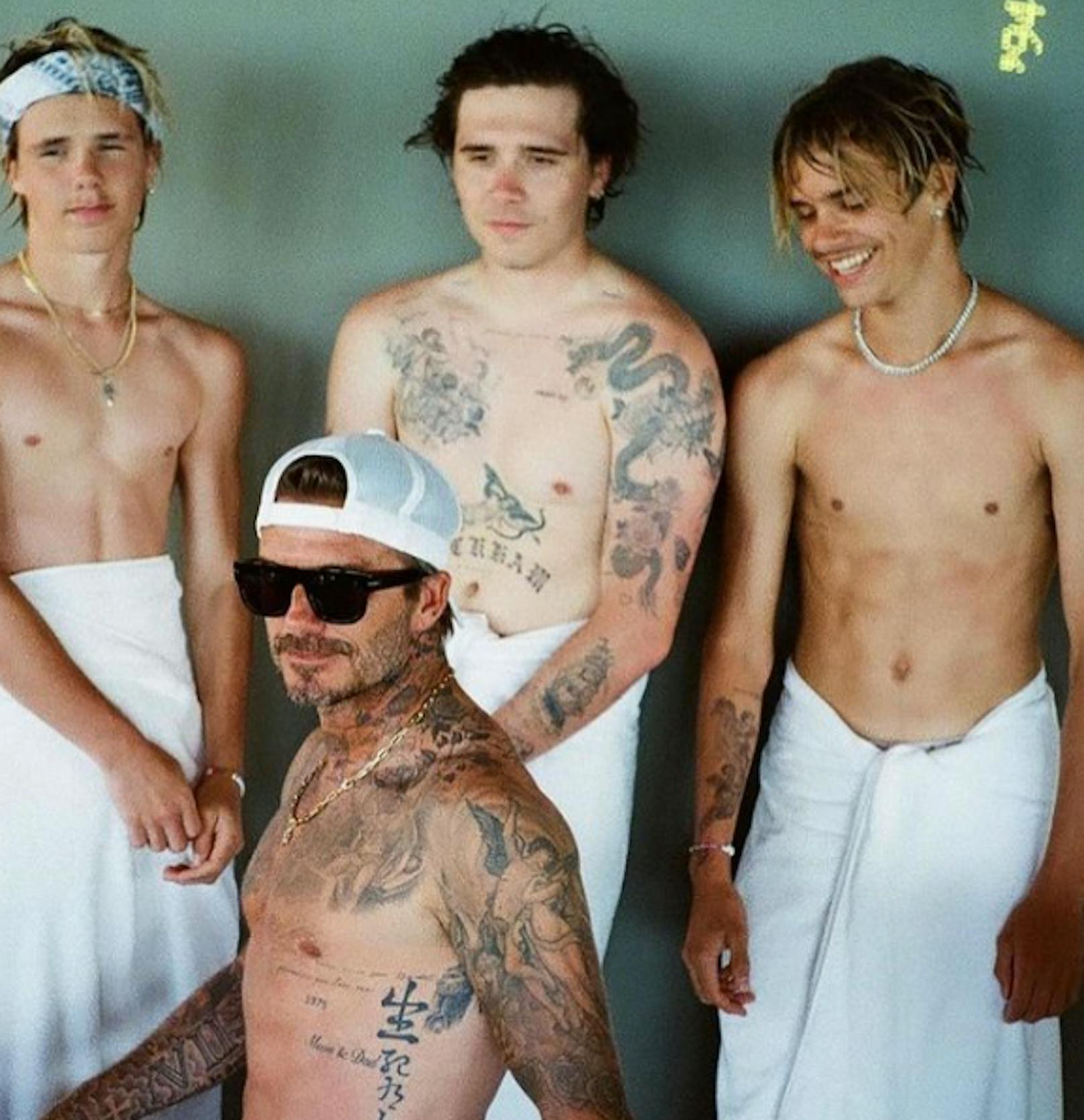 Die Beckham-Boys, Papa David und seine Jungs Brooklyn, Romeo und Cruz sind nicht nur erfolgreich, sondern auch eine Glamour-Truppe, die in jedem Outfit gut aussieht. Selbst wenn es nur ein Handtuch ist.