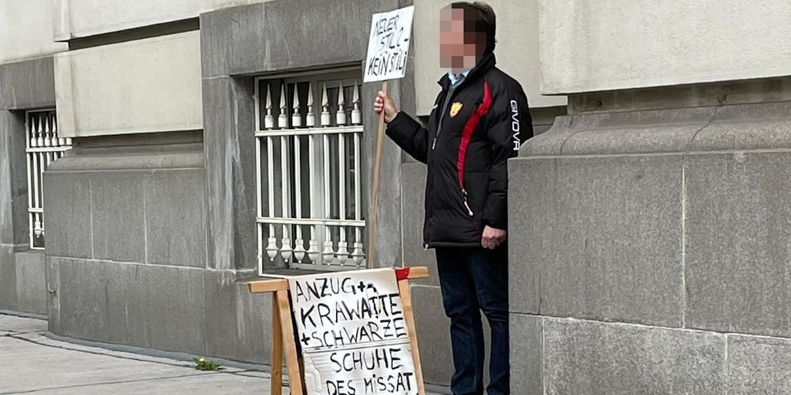 Vor dem Gesundheitsministerium demonstriert ein Mann gegen Mücksteins Style.