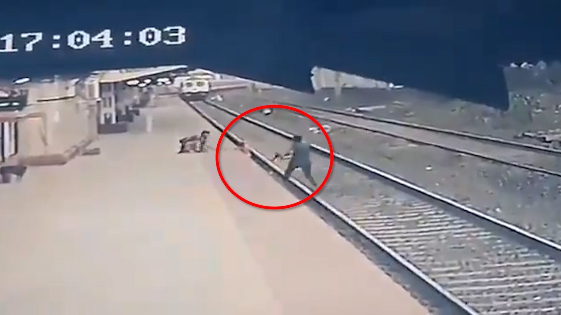 Das Video zeigt, wie knapp sich die Rettungsaktion ausgegangen ist.