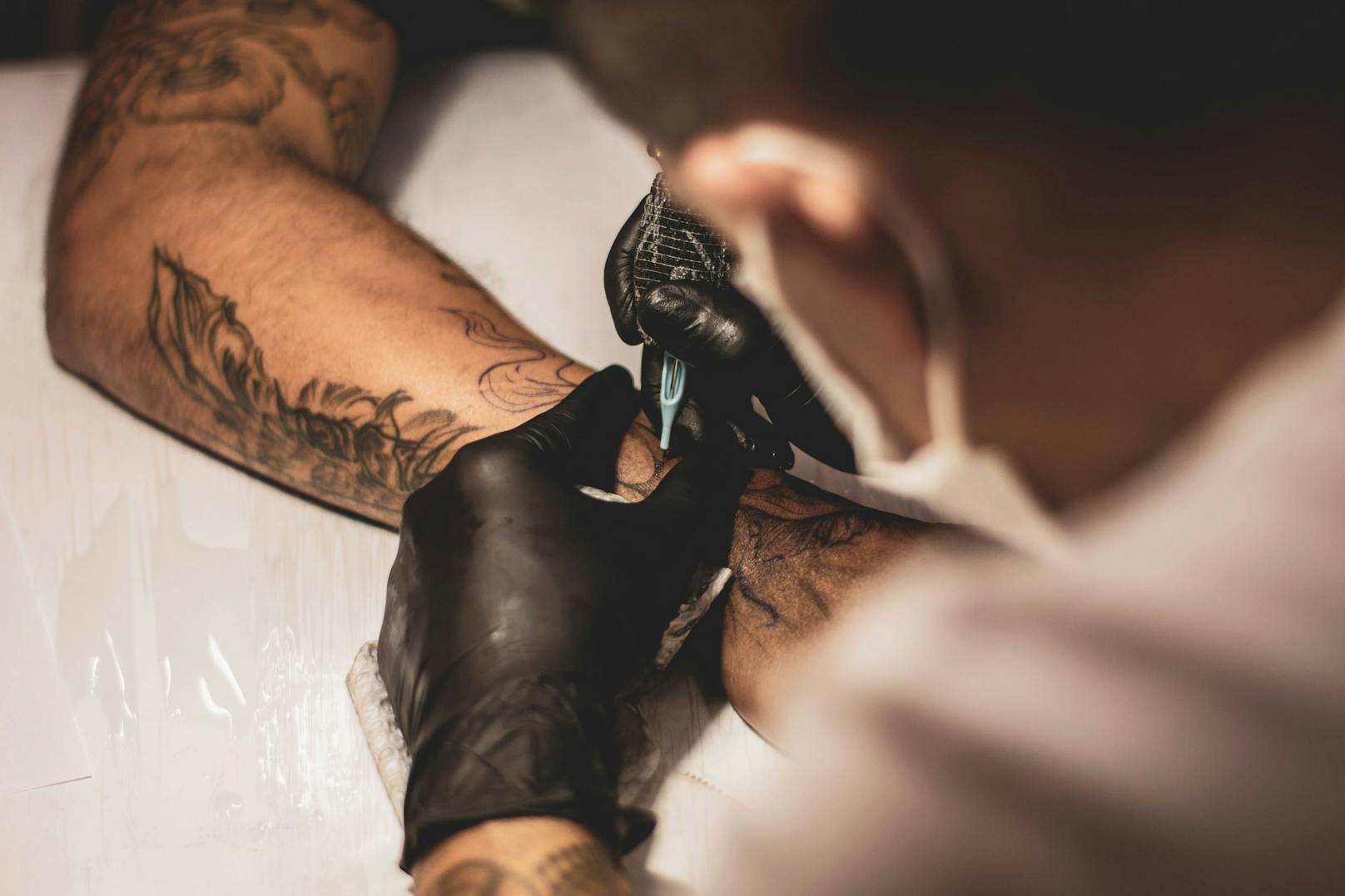 Tattoos sind schmerzhaft und vor allem langlebig - jetzt gibt es Ephemeral Tattoos in New York, die sich in Luft auflösen. (Symbolbild)