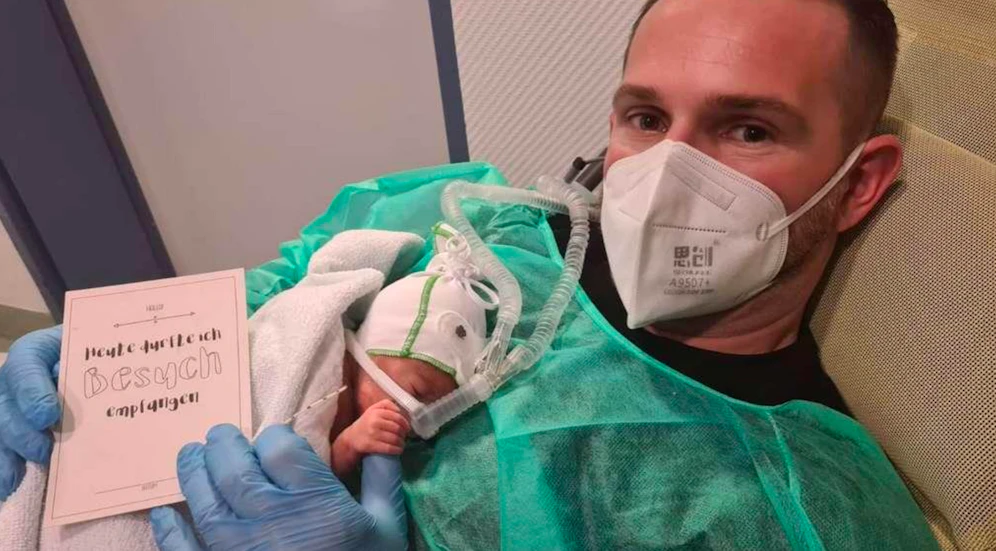 Labinot S. mit seinem kleinen Sohn.<br>
