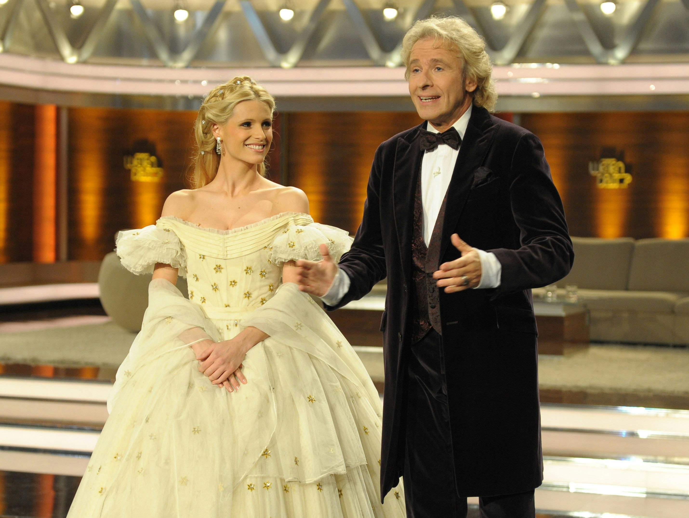 Vor 11 Jahren moderierte <strong>Thomas Gottschalk</strong> zuletzt eine TV-Showproduktion in Österreich (im Bild: mit&nbsp;<strong>Michelle Hunzicker</strong> bei "Wetten, dass.." 2010 in Salzburg)