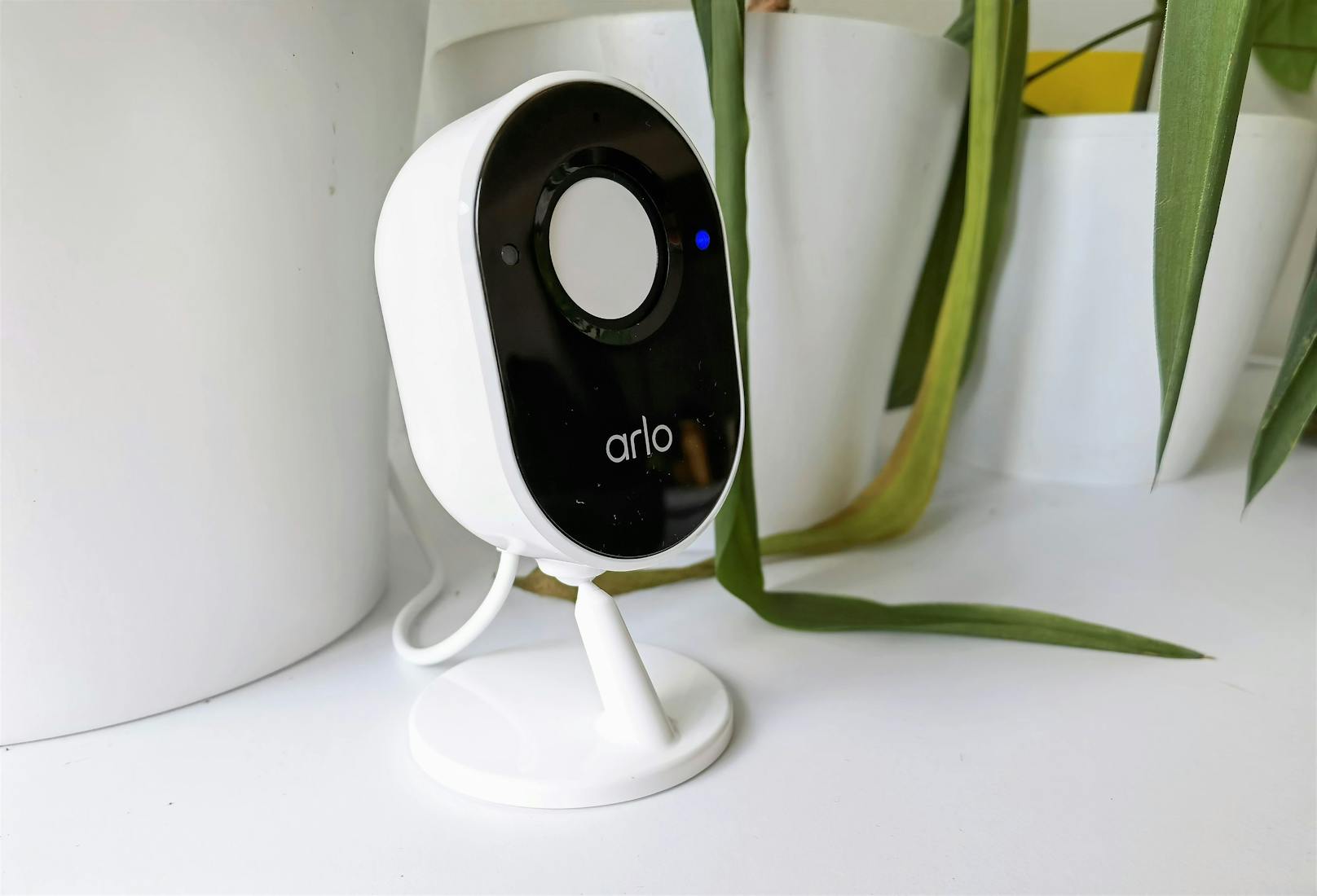 <em>Die Arlo Essential Indoor Camera mit geschlossenem "Privatsphäre-Schild".</em>