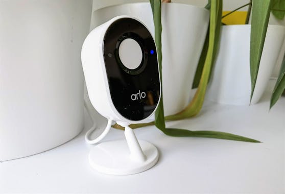 Die Arlo Essential Indoor Camera mit geschlossenem "Privatsphäre-Schild".