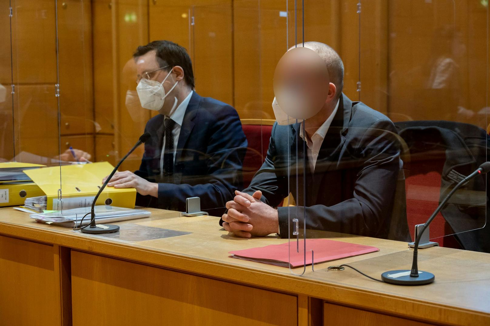 Der Angeklagte mit seinem Verteidiger Dienstagvormittag am Linzer Landesgericht.
