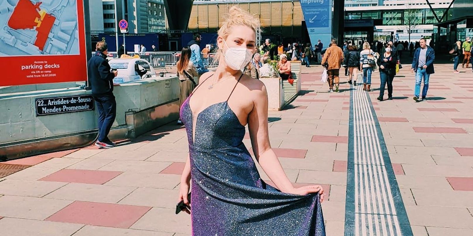 Die 29-jährige Fredi aus Wien trug ein Ballkleid anlässlich ihrer ersten Corona-Teilimpfung.