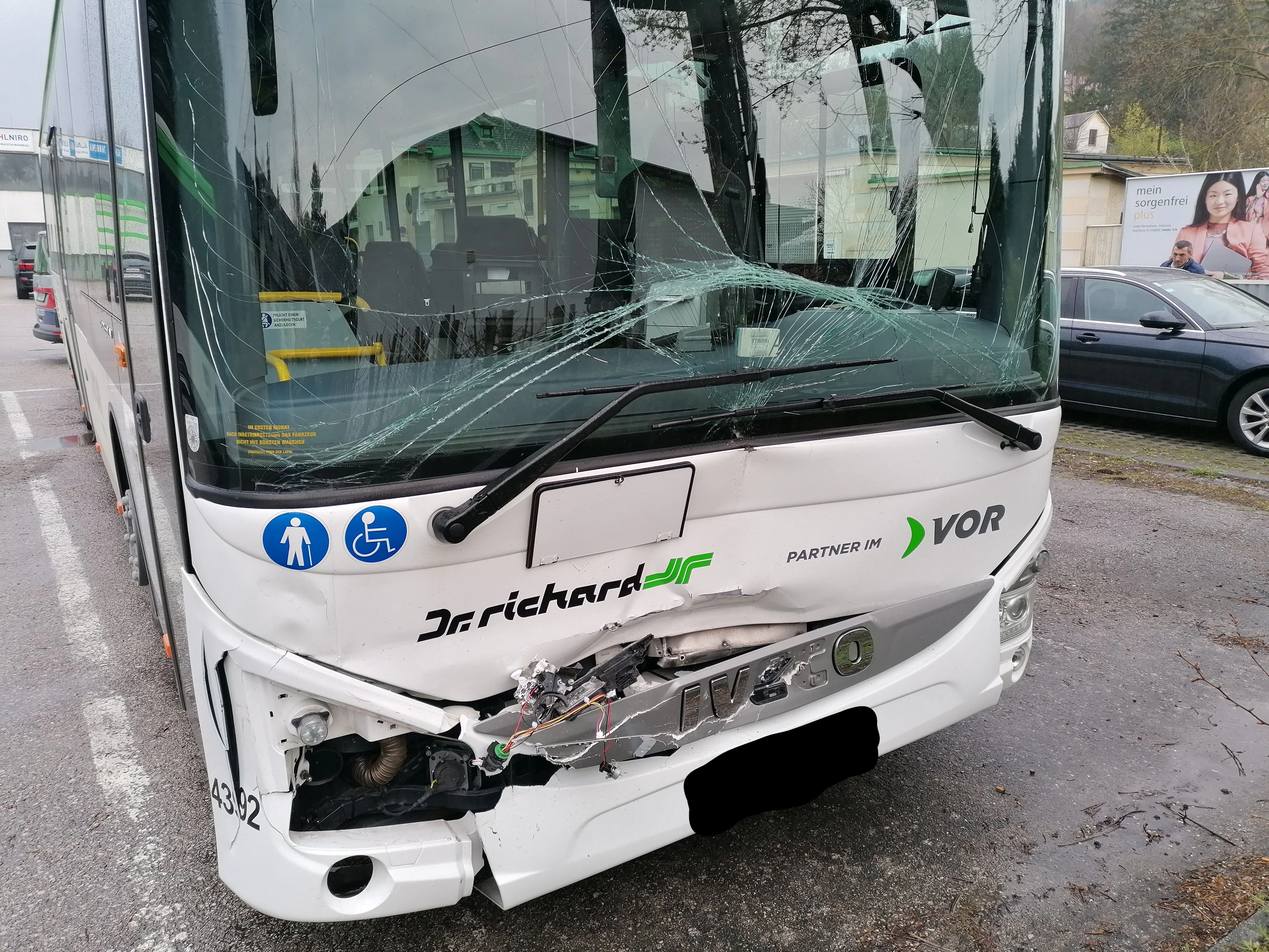 Ein Fahrgast wurde im Bus nach vorne geschleudert.