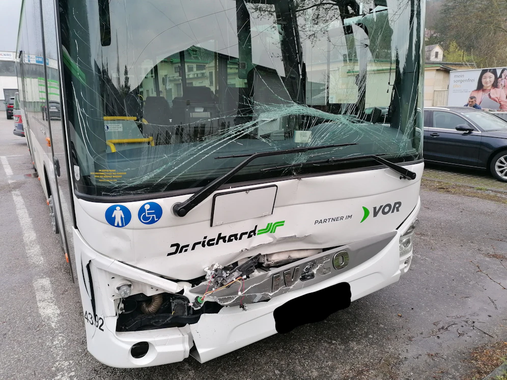 Die junge Frau wurde im Bus nach vorne geschleudert.