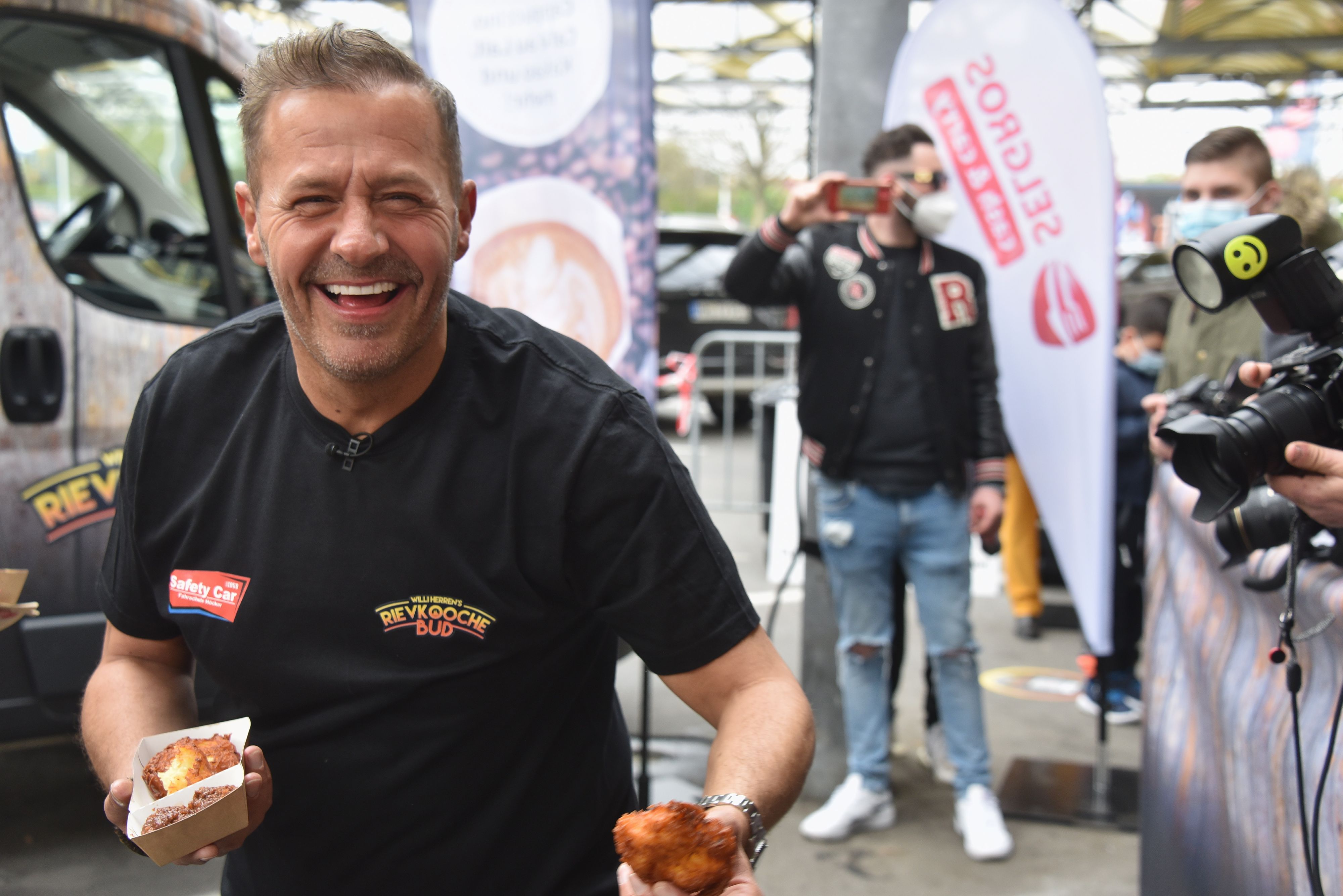 Willi Herren mit seinem Foodtruck.