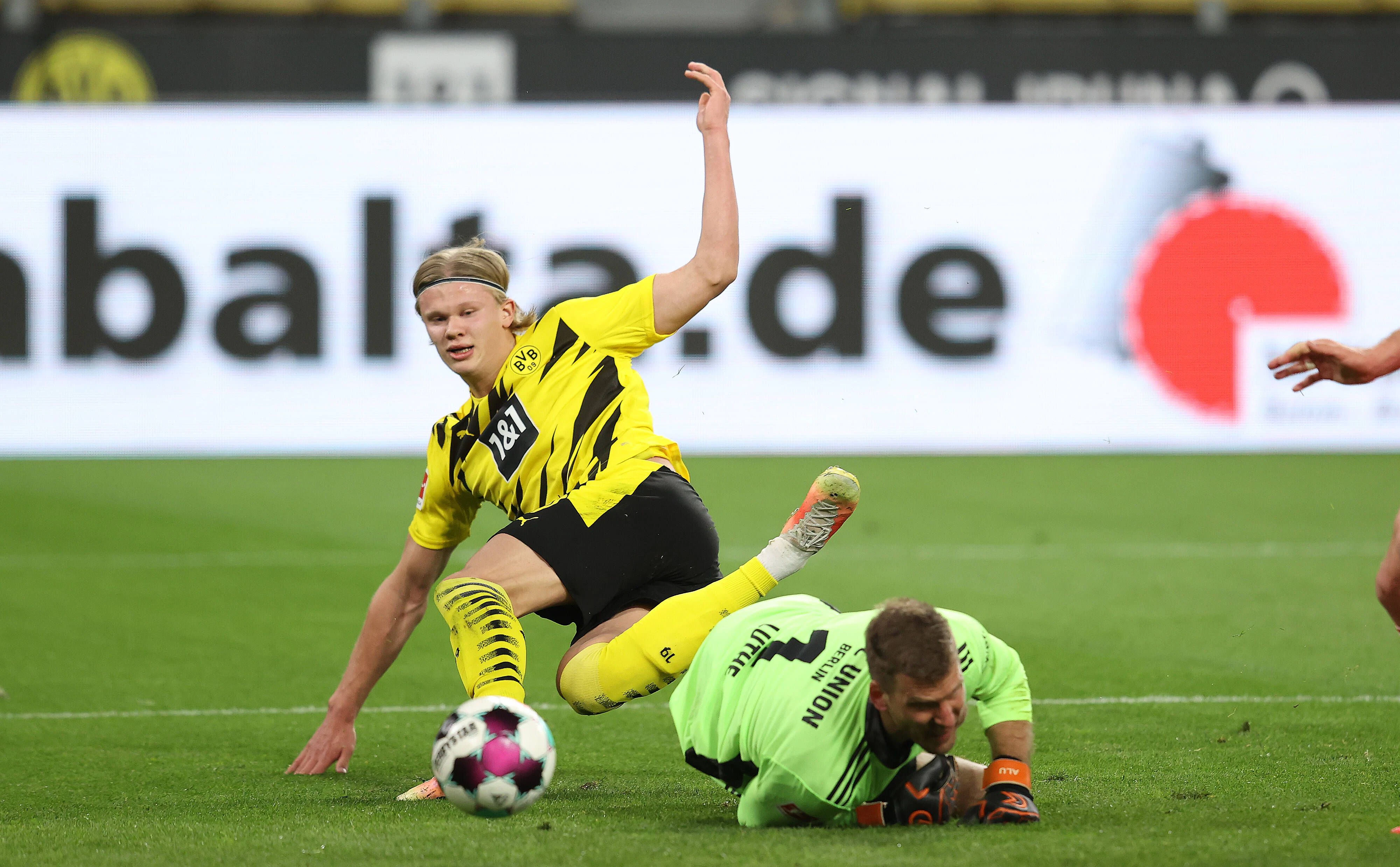 Haaland scheitert per Elfer, legt dann das 1:0 ab.