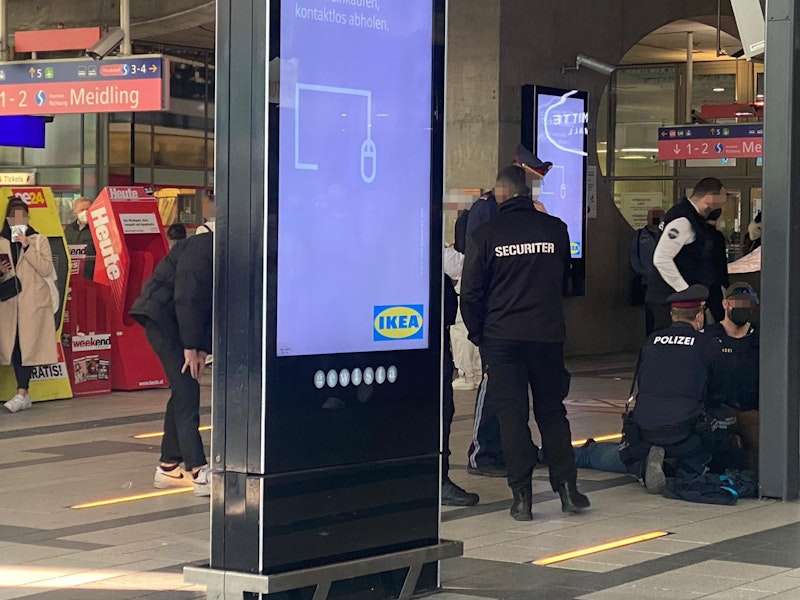 Die Polizei verhaftete den Unbekannten vor Ort.