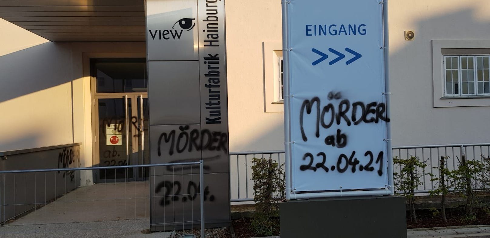 Unbekannte beschmierten die Impfstraße mit dem Schriftzug "Mörder".