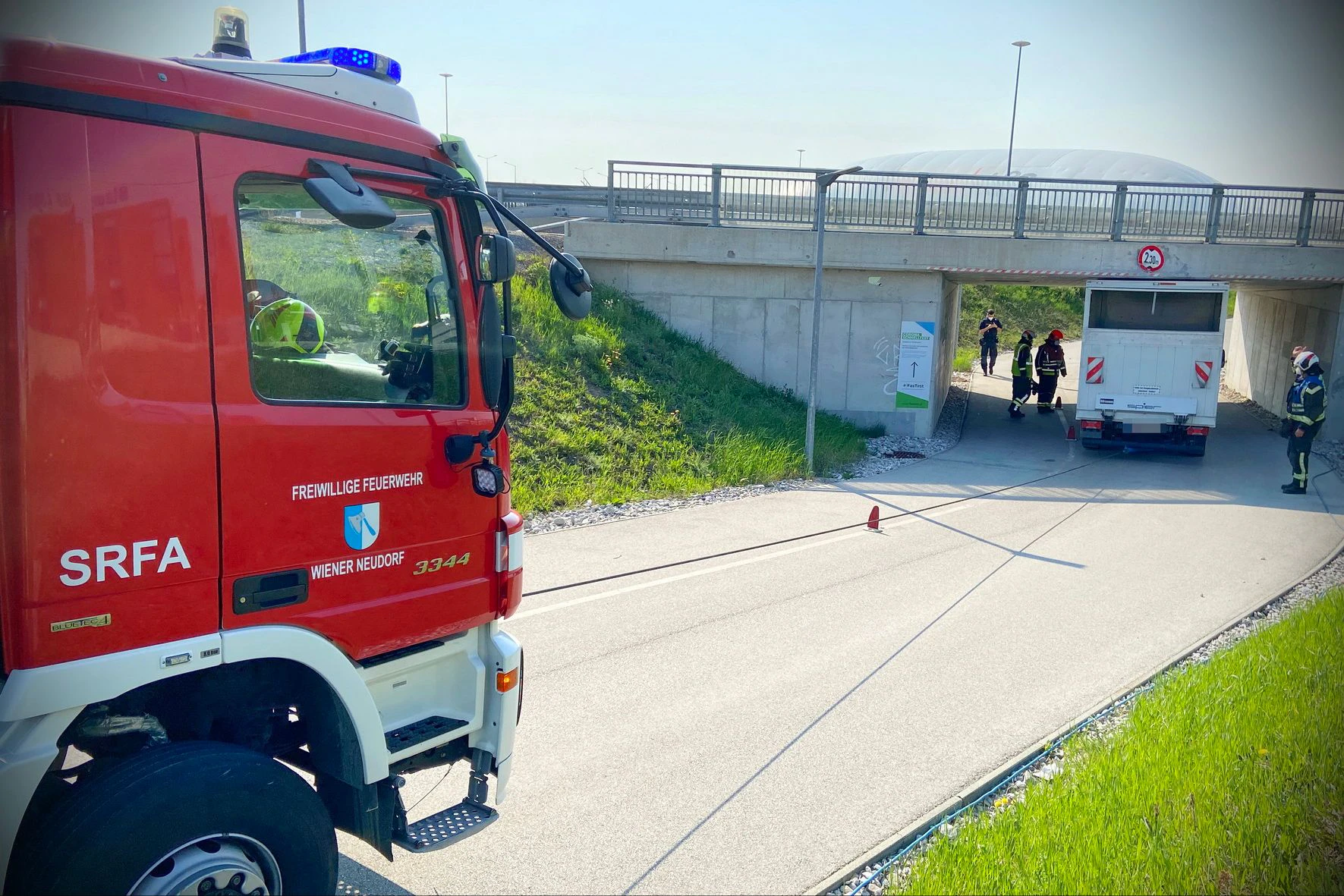 Die Feuerwehr zog den Klein-Lkw heraus.