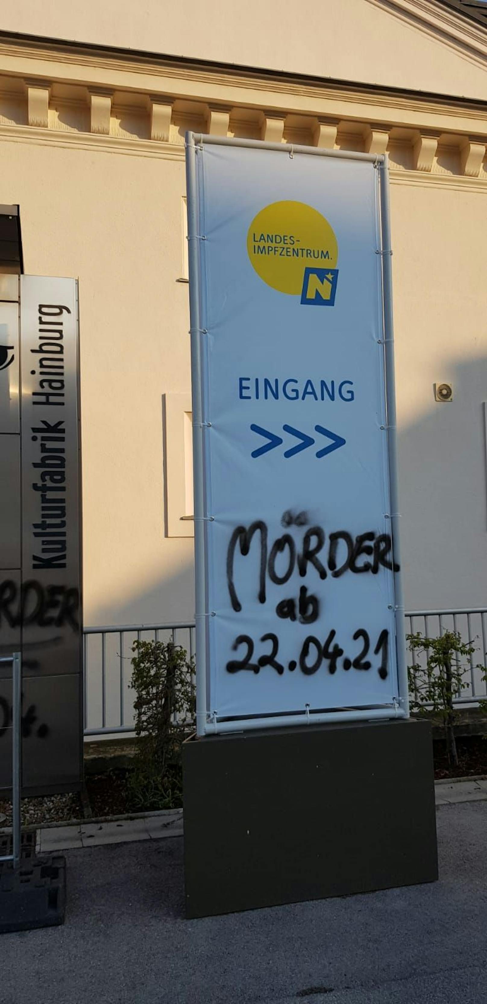 Unbekannte beschmierten die Impfstraße mit dem Schriftzug "Mörder".
