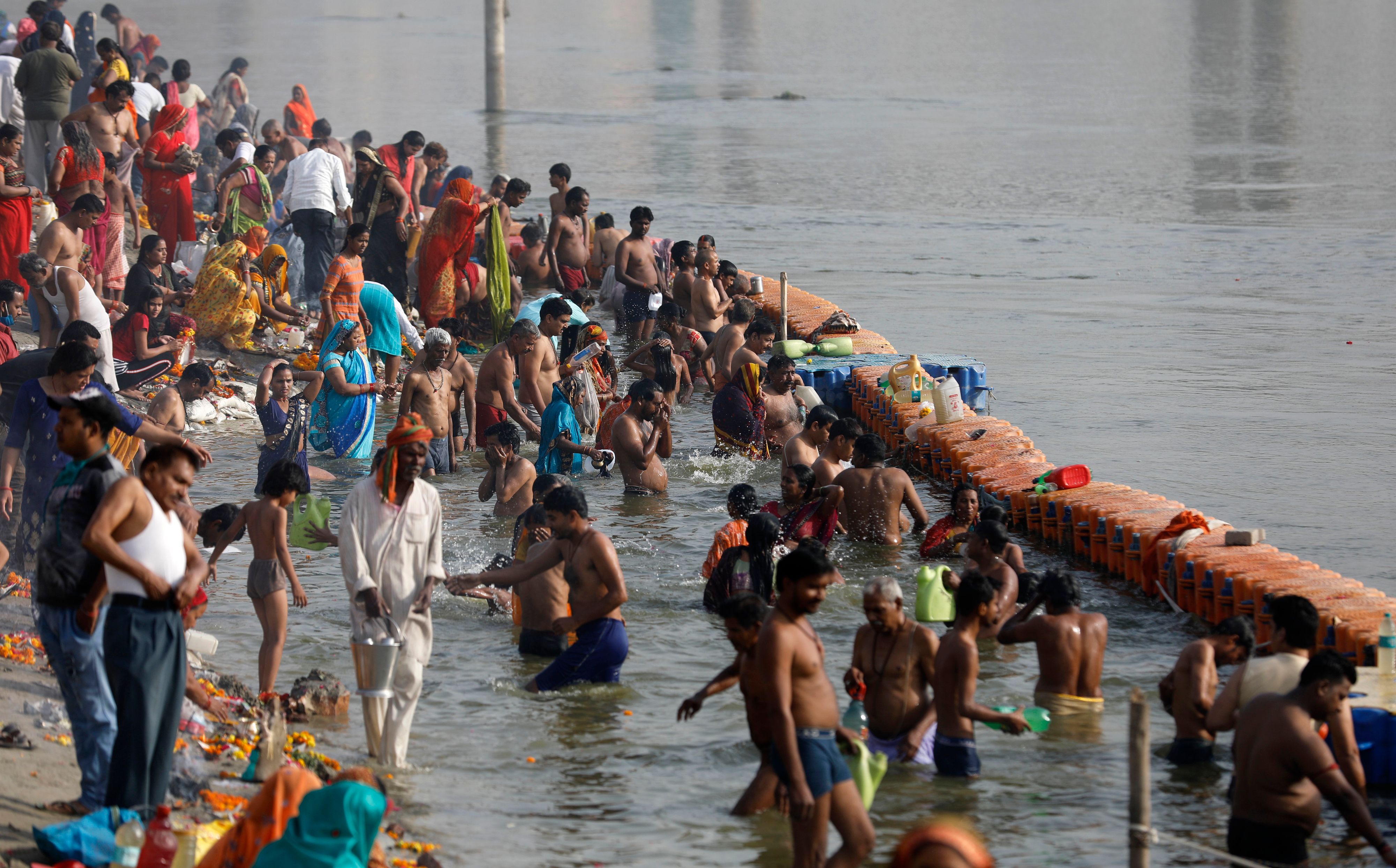 Download von www.picturedesk.com am 21.04.2021 (08:01).  Hindu devotees perform morning rituals at Sangam, the confluence of the rivers Ganges and Yamuna, on the first day of Navratri festival at Prayagraj, in the northern Indian state of Uttar Pradesh, India, Tuesday, April 13, 2021. Navaratri lasts for nine days, with three days each devoted to the worship of the goddess of valor Durga, the goddess of wealth Lakshmi, and the goddess of knowledge Saraswati. (AP Photo/Rajesh Kumar Singh) - 20210413_PD2012 - Rechteinfo: Rights Managed (RM)