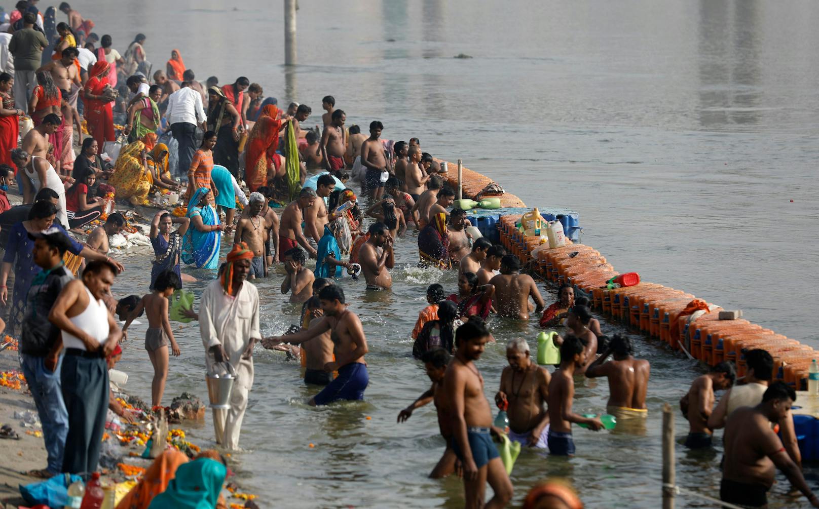 Beim hinduistischen Fest Kumbh Mela baden gleichzeitig hunderttausende Menschen im heiligen Fluss Ganges, dichtgedrängt und oft ohne Masken.