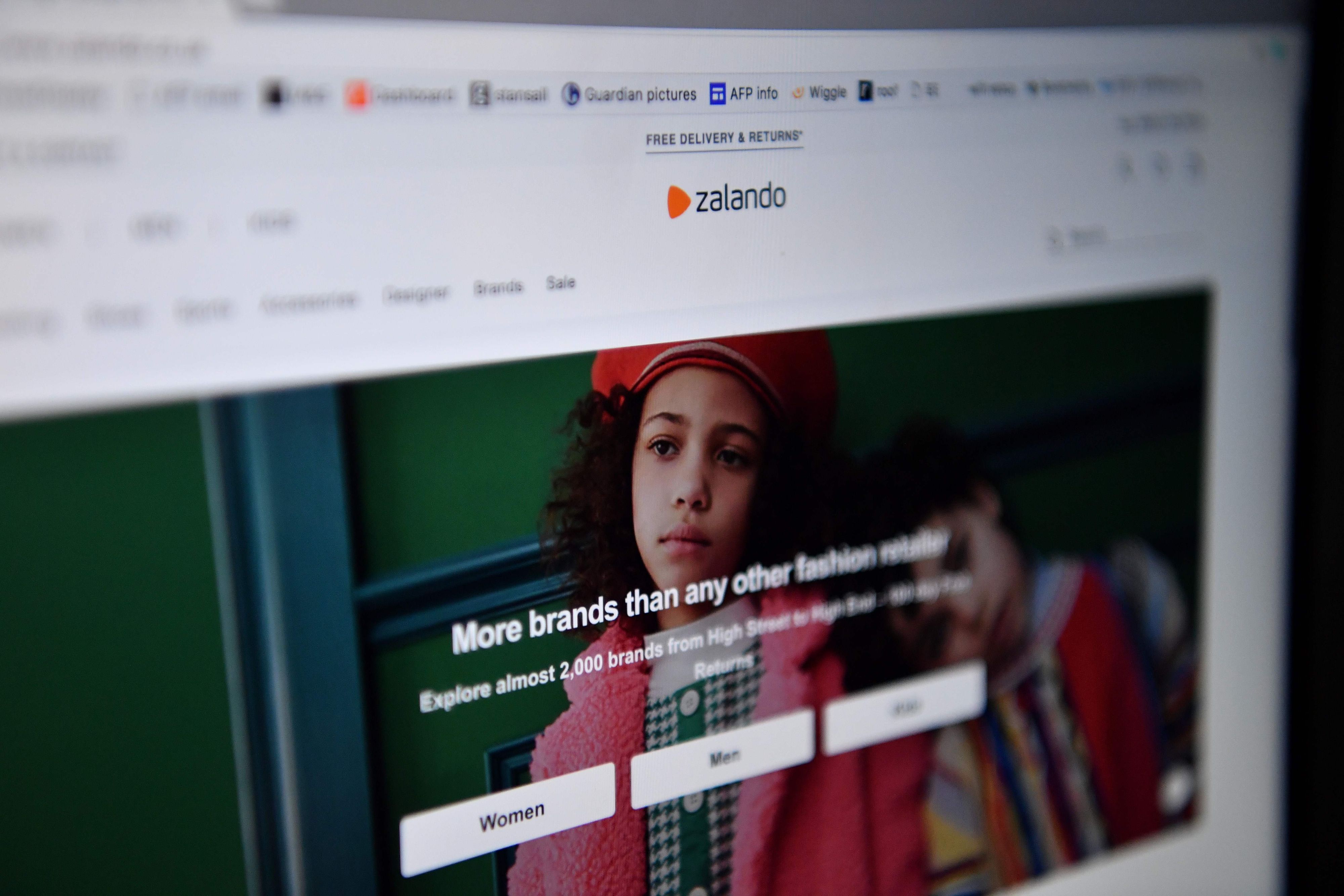 Download von www.picturedesk.com am 21.04.2021 (19:42).  The online fashion portal Zalando is pictured on a laptop on April 30, 2020 in London. - Farewell suits and high heels and welcome jogging trousers and slippers as consumers adopt a more relaxed approach to fashion during lockdown. (Photo by Ben STANSALL / AFP) - 20200430_PD3808 - Rechteinfo: Rights Managed (RM) Nur für redaktionelle Nutzung! Werbliche Nutzung erfordert Freigabe: bitte schicken Sie uns eine Anfrage.