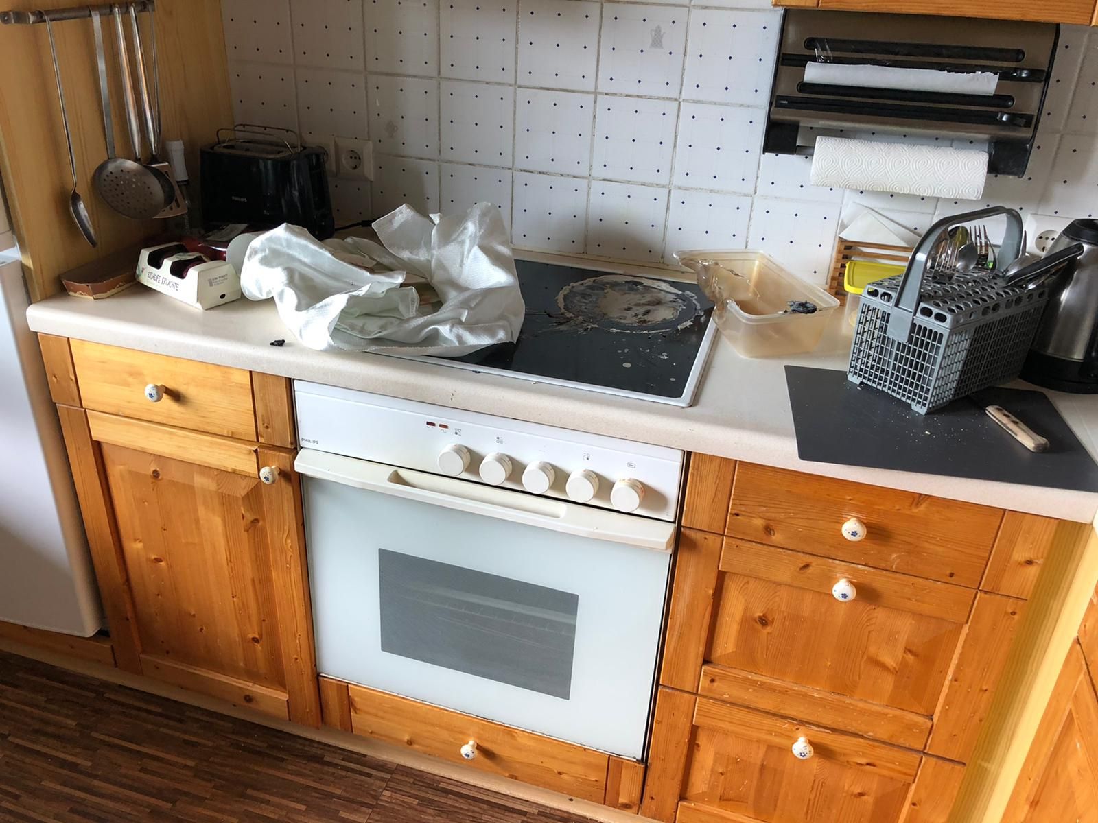 Ein Plastikgeschirr begann am Herd zu brennen.