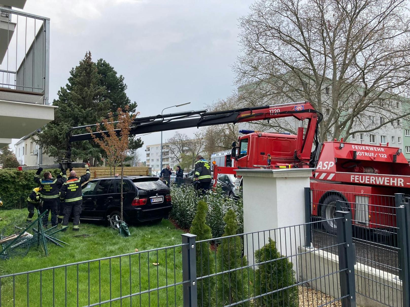 Eine BMW-Fahrerin hatte beim Ausparken die Kontrolle über ihr Fahrzeug verloren. Das Auto durchschlug den Zaun und wurde erst von einer Hecke gestoppt. Zurück blieb Verwüstung.