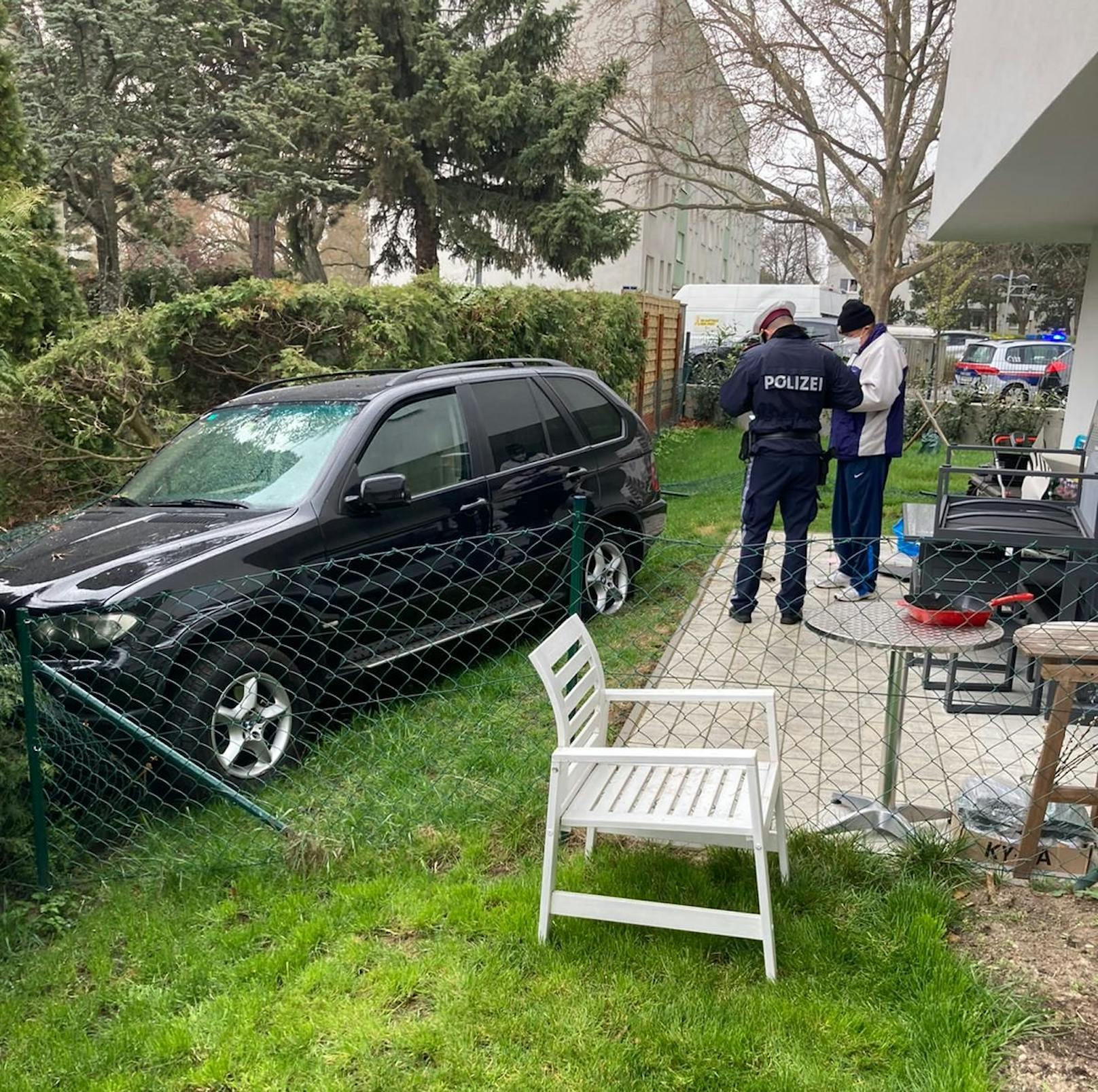 Eine BMW-Fahrerin hatte beim Ausparken die Kontrolle über ihr Fahrzeug verloren. Das Auto durchschlug den Zaun und wurde erst von einer Hecke gestoppt. Zurück blieb Verwüstung.