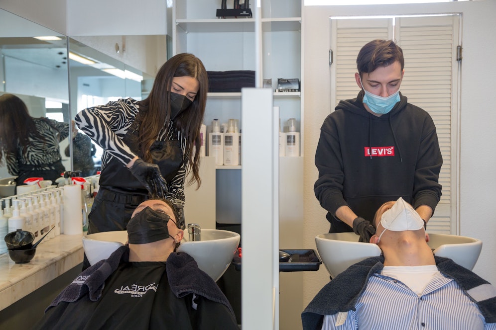 Künftig sollen für Kunden auch andere Tests als Eintrittstest gelten, so die Forderung der Friseur-Branche.