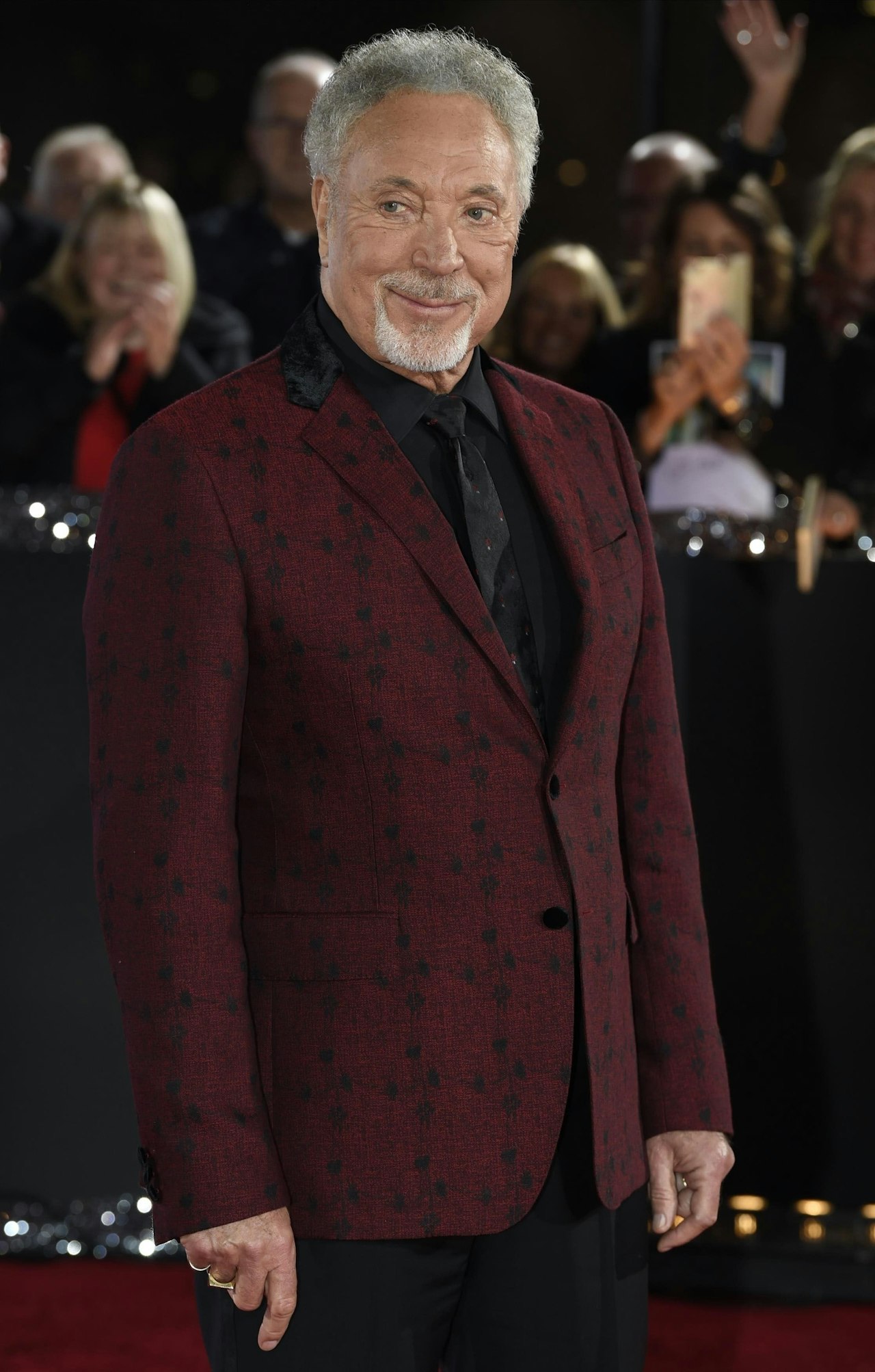 Heute.at - Tom Jones küsst täglich die Urne seiner Frau