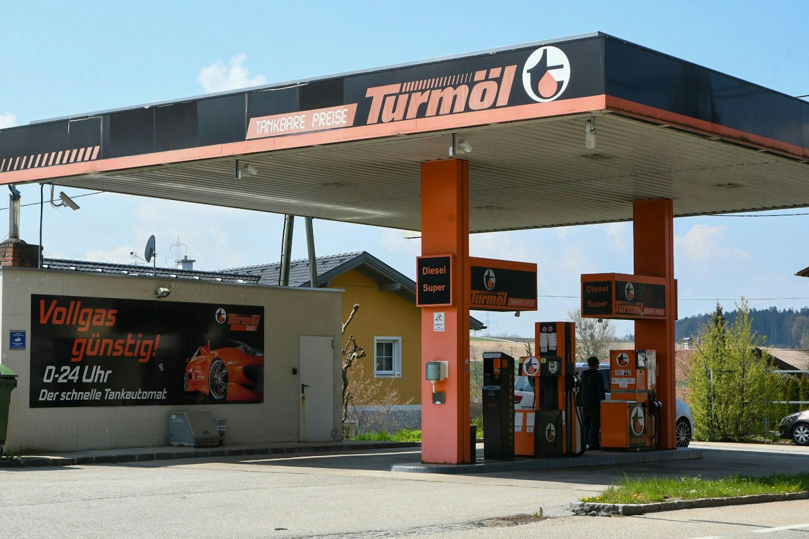 Die Tankstelle in Gurten (Bez. Ried) war falsch befüllt worden. Autofahrer tankten deshalb statt Benzin Diesel.