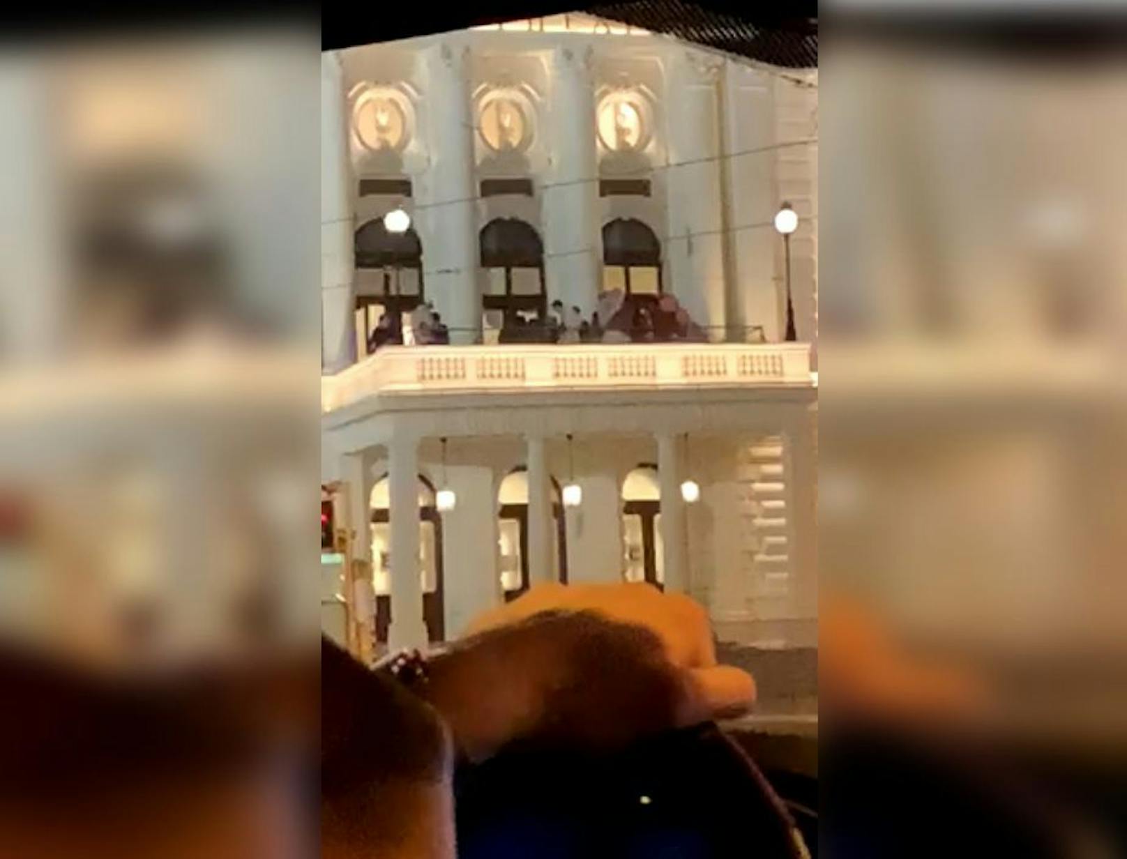 Eine Wienerin entdeckte die Personen am beleuchteten Balkon.