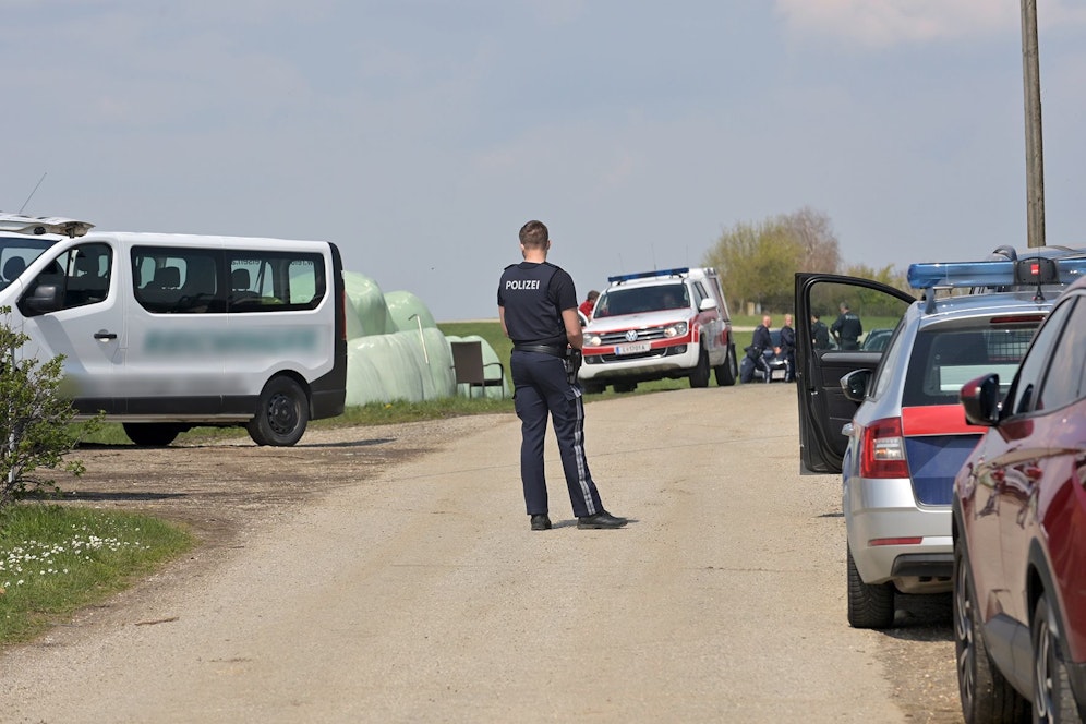 In Höhnhart im Bezirk Braunau wurde ein Bub von einem Bus überfahren.