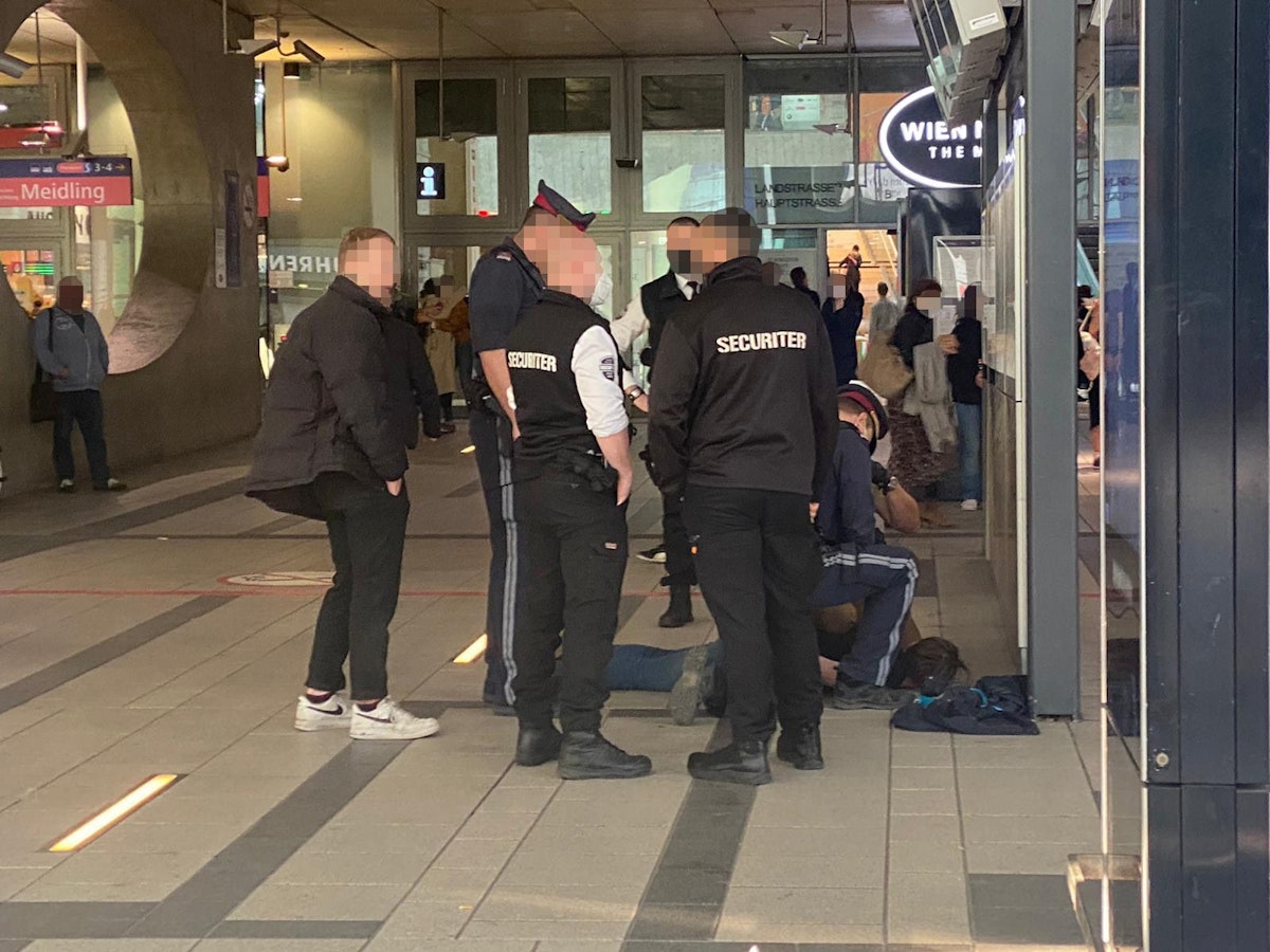 Die Polizei verhaftete den Unbekannten vor Ort.