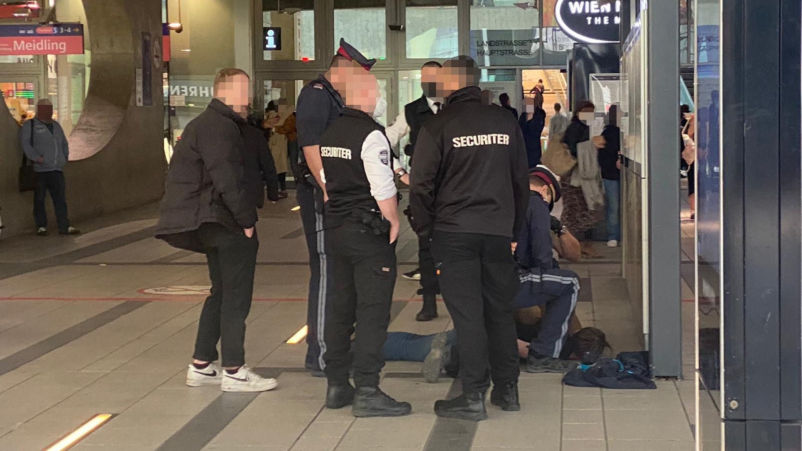 Die Polizei verhaftete den Unbekannten vor Ort.