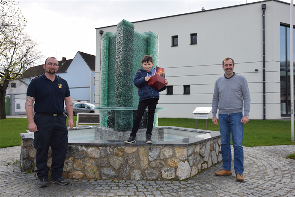 Der Neunjährige wurde von Feuerwehrkommandant Martin Denk und Bürgermeister Andreas Hammer gelobt.