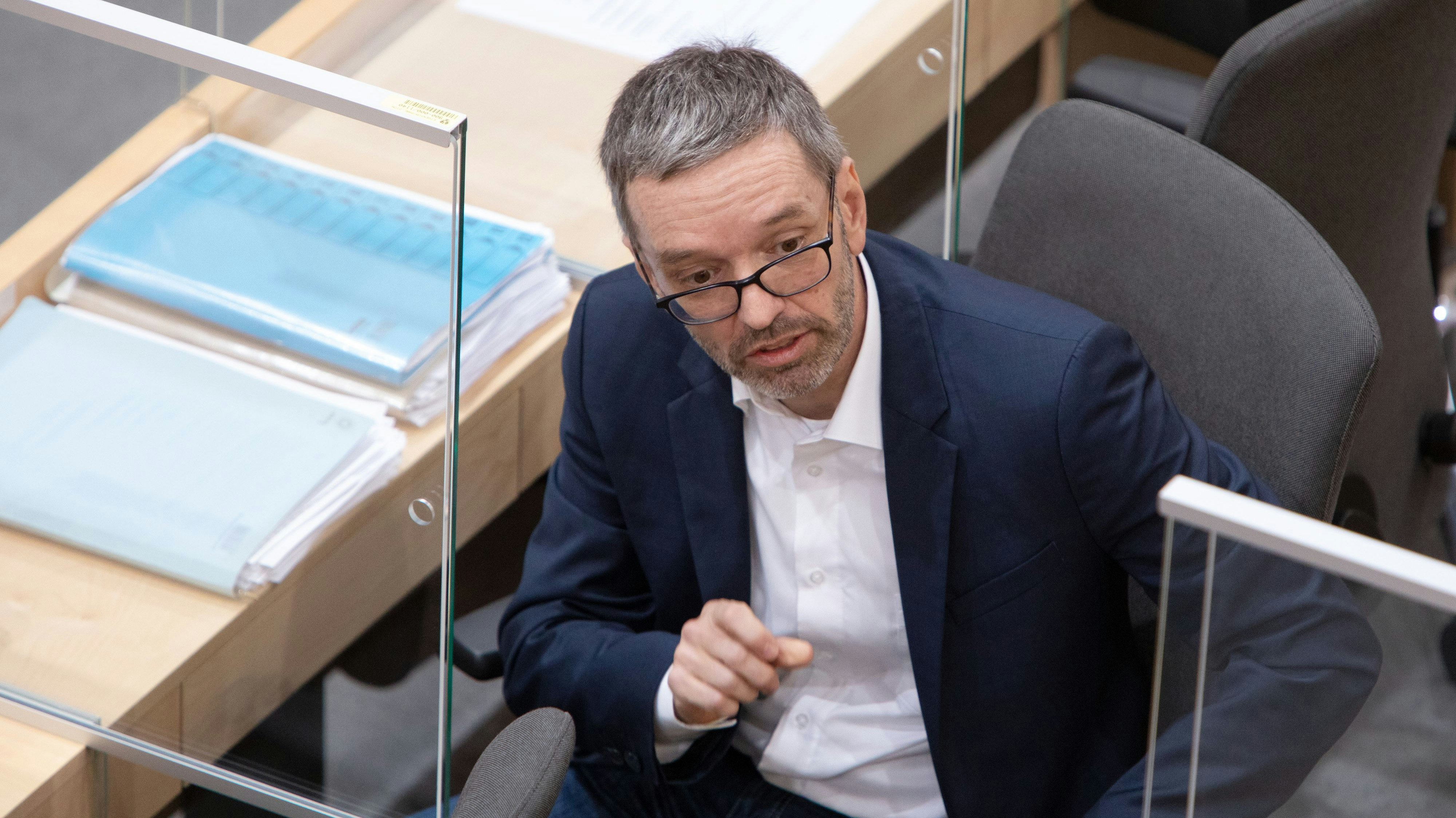 Herbert Kickl trägt im Parlament auf seinem Platz keine Maske.