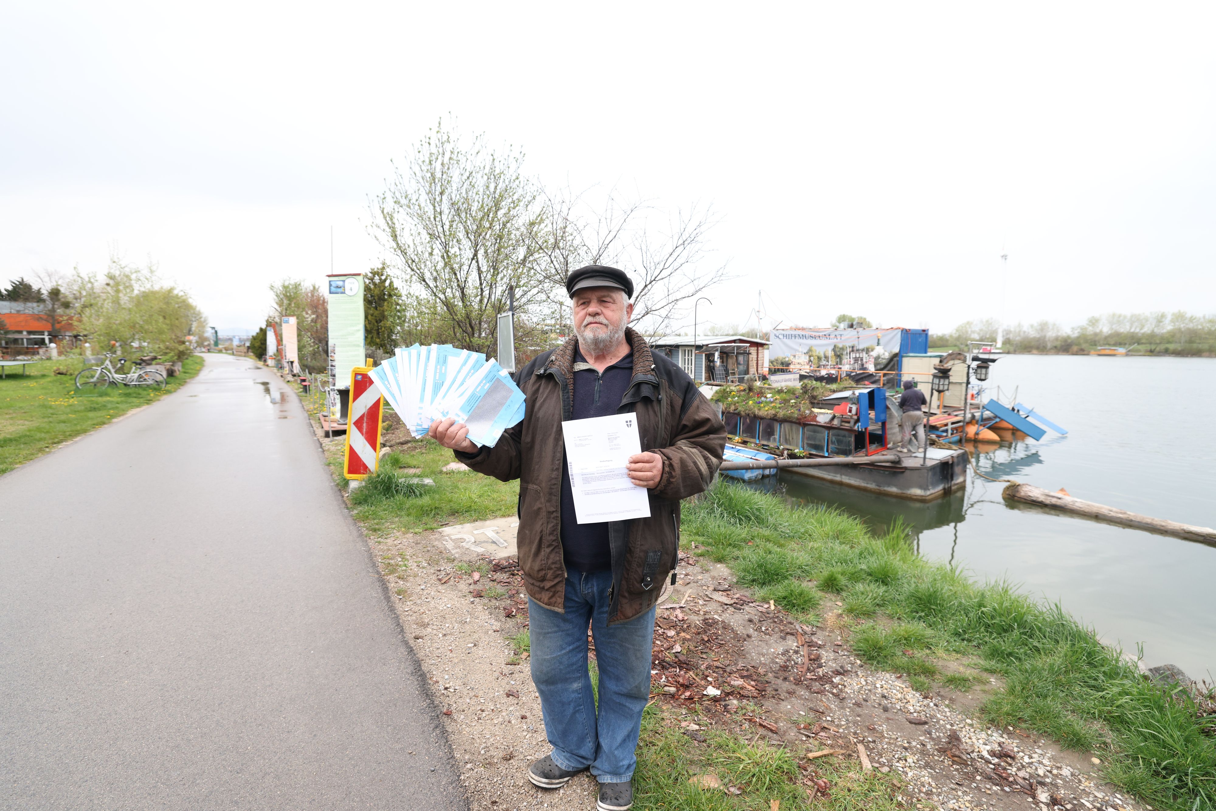 Kapitän Franz Scheriau mit den zwölf Strafverfügungen.