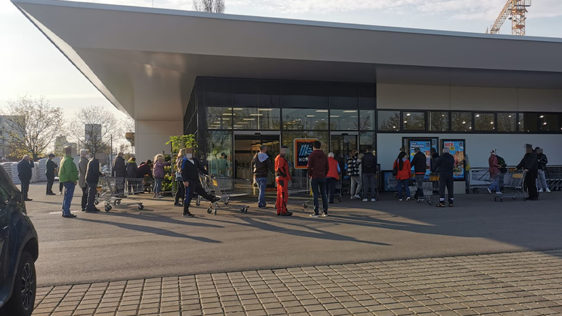 Vor diesem Supermarkt im 11. Bezirk warteten einige Wiener