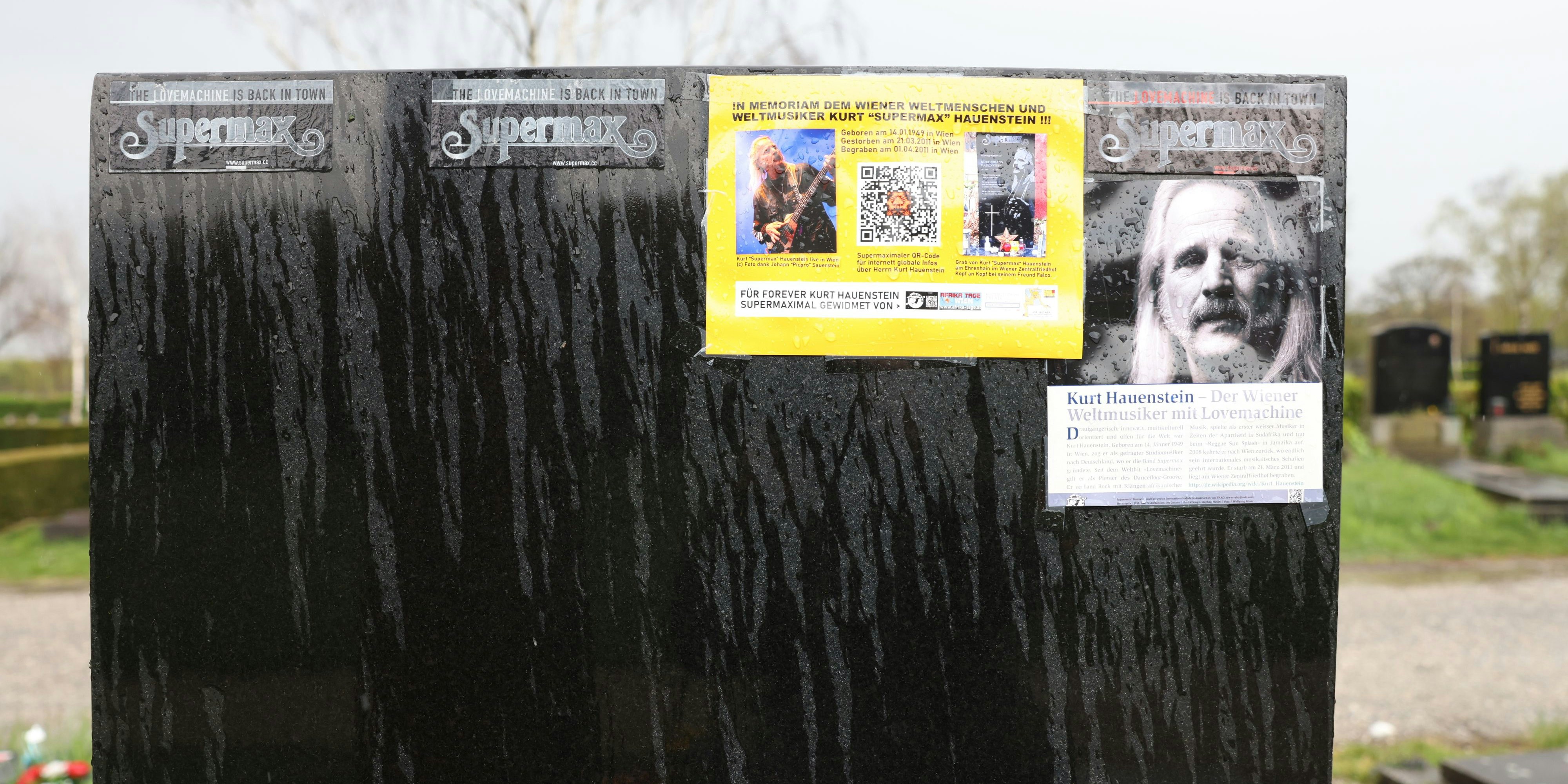 Auf dem Grab des "Supermax"-Sängers befindet sich Werbung. 
