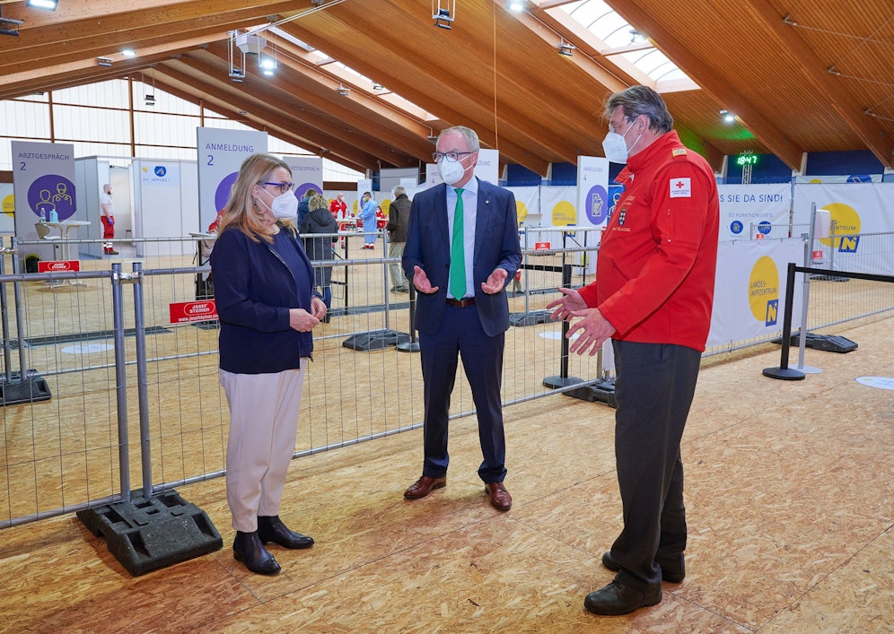 Landesrätin Ulrike Königsberger -Ludwig, Landesvize Stephan Pernkopf und Niederösterreichs Rotkreuz-Präsident Josef Schmoll (v.l.) besuchten gestern das Impfzentrum in Melk.