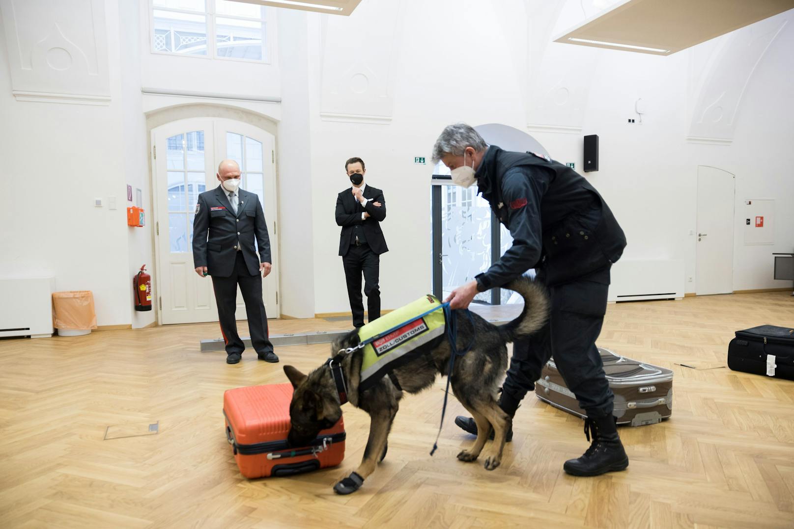 Diensthunde-Fortbildung beim Zoll mit Finanzminister Gernot Blümel (ÖVP)