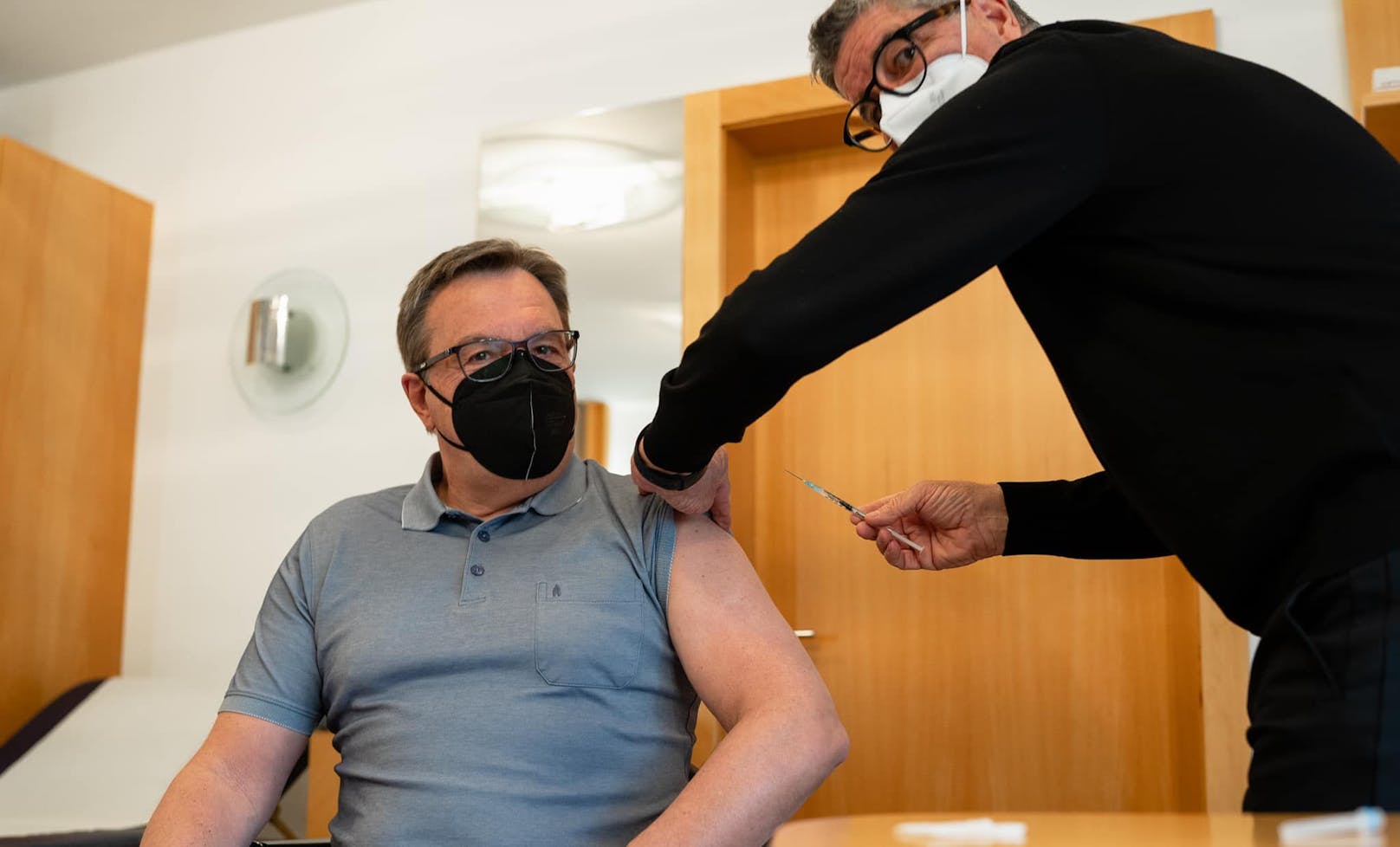 Günther Platter bei der Impfung
