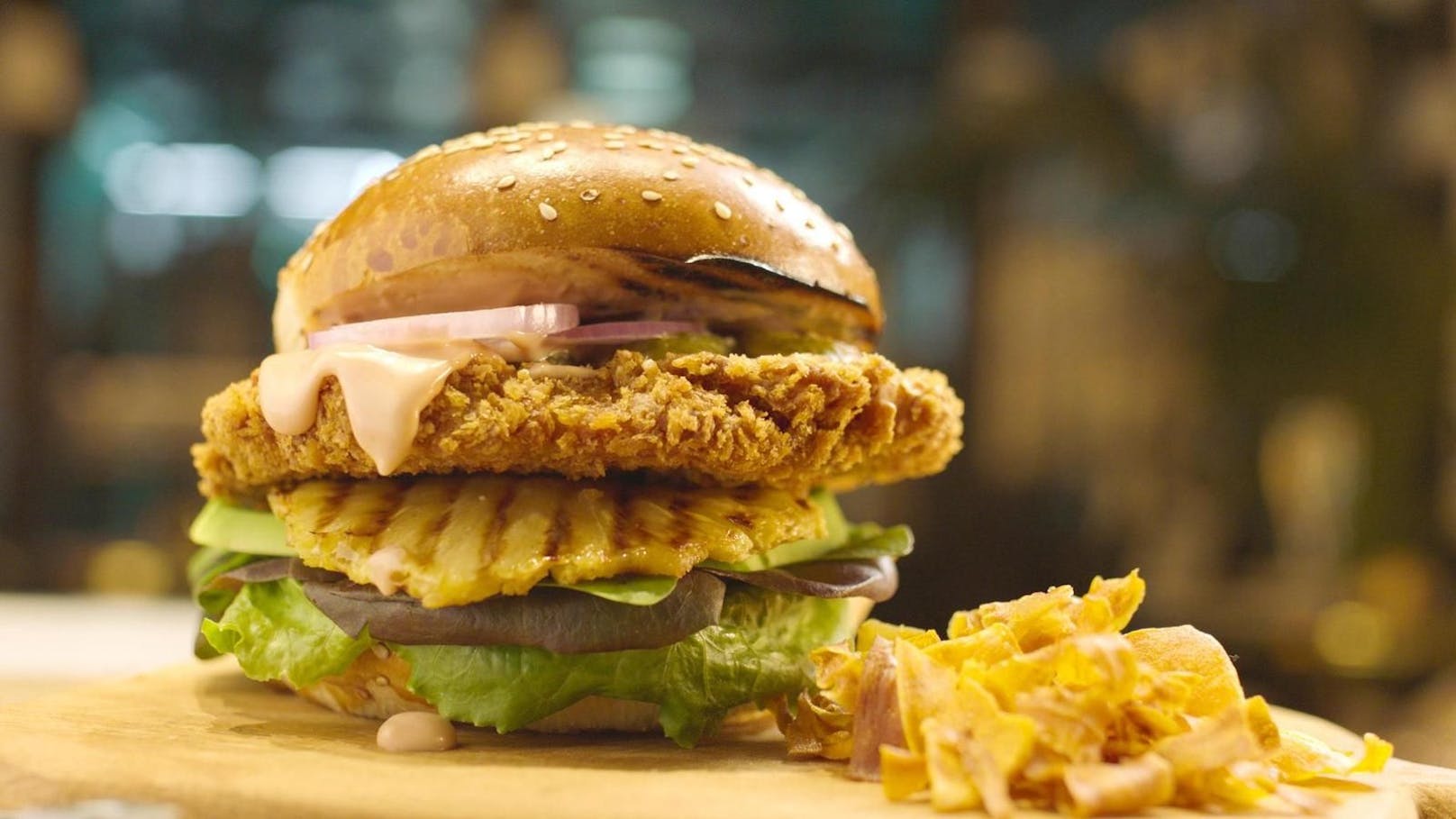 Optisch und scheinbar auch geschmacklich ist der Cultured Chicken Burger nicht von einem normalen Hühner-Burger zu unterscheiden.