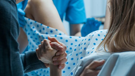 Durch Corona gibt es neue Regeln für die Geburt im Spital.