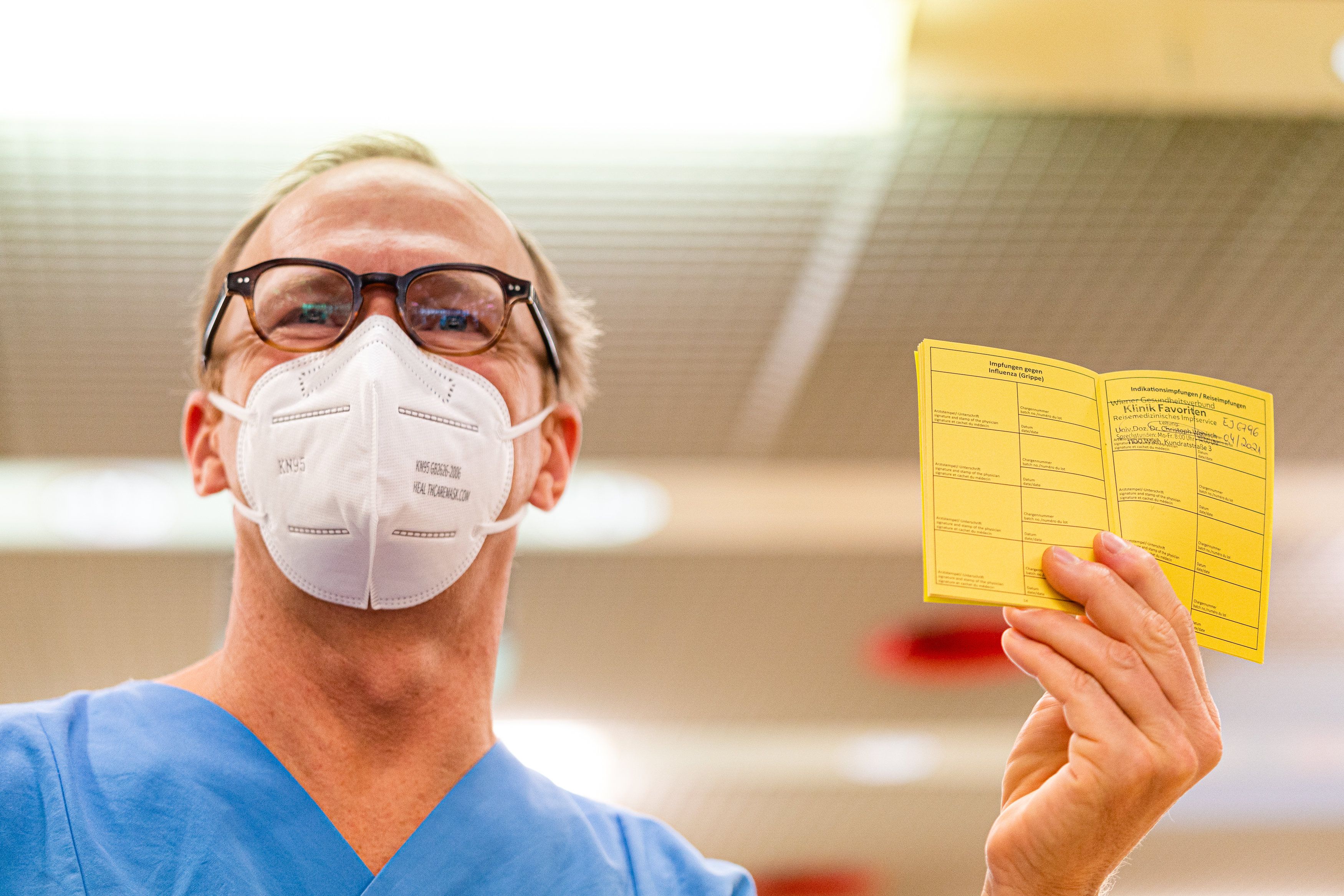 Download von www.picturedesk.com am 22.04.2021 (09:22).  27.12.2020, Klinik Favoriten, Wien, AUT, Corona, Start der Impfungen in den Wiener COVID-Stationen, im Bild ein geipfter zeigt seinen Impfpass nach der Pfizer/BioNTech COVID-19 Impfung // a man shows his vaccination certificate after the Pfizer/BioNTech COVID-19 vaccination during the start of vaccinations in the Viennese COVID stations in Vienna, Austria on 2020/12/27. EXPA Pictures © 2020, PhotoCredit: EXPA/ Florian Schroetter - 20201227_PD3268 - Rechteinfo: Rights Managed (RM)