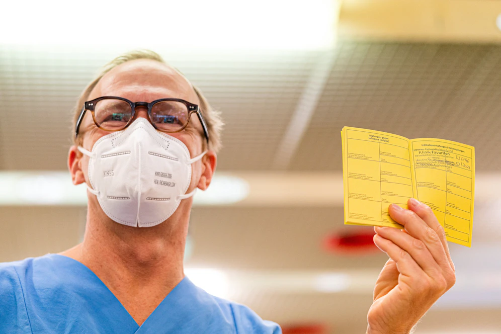 Christoph Wenisch, Vorstand der Abteilung für Infektions- und Tropenmedizin in der Klinik Favoriten, zeigte nach der Impfung stolz seinen Impfpass.
