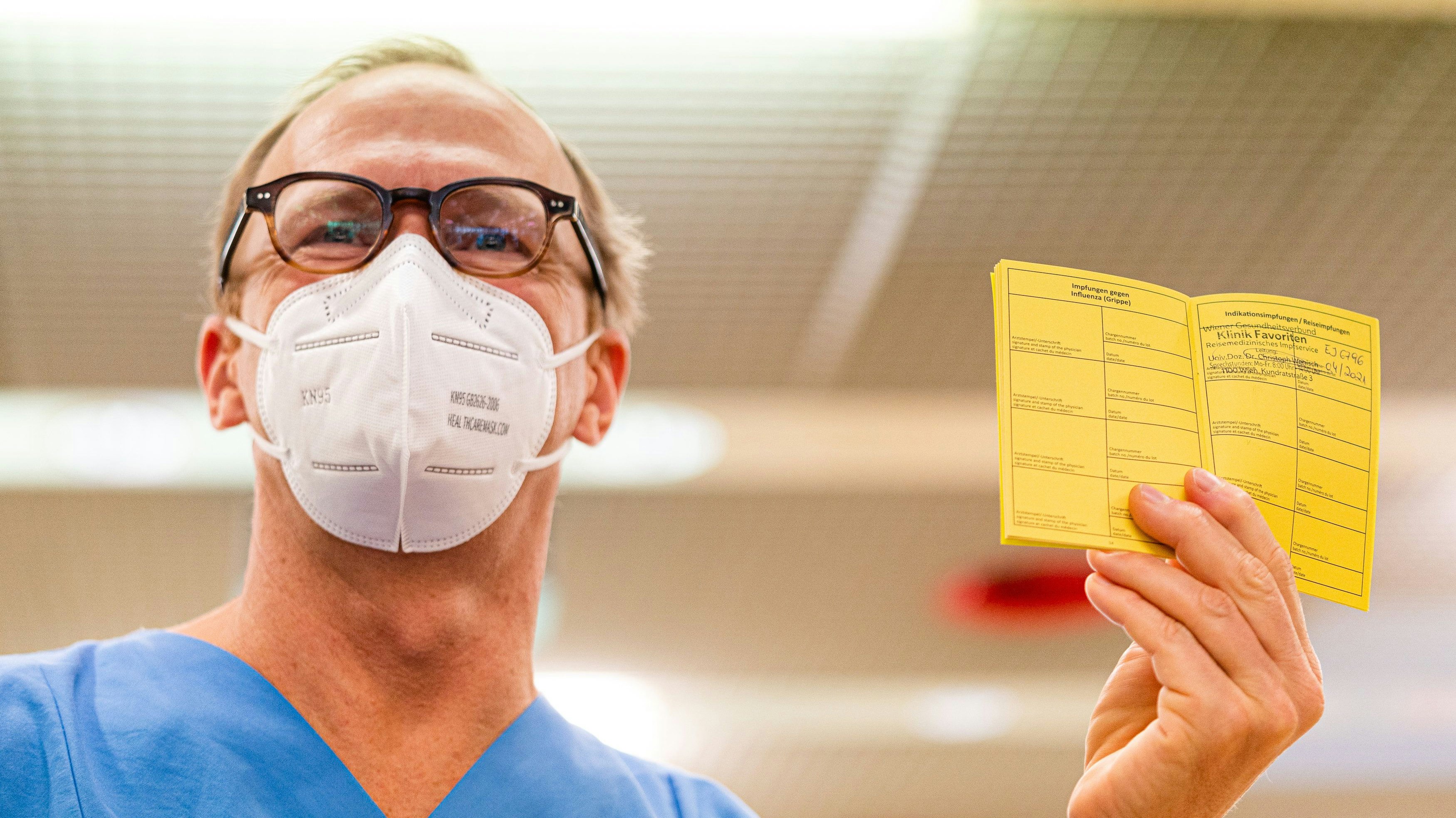 Download von www.picturedesk.com am 22.04.2021 (09:22).  27.12.2020, Klinik Favoriten, Wien, AUT, Corona, Start der Impfungen in den Wiener COVID-Stationen, im Bild ein geipfter zeigt seinen Impfpass nach der Pfizer/BioNTech COVID-19 Impfung // a man shows his vaccination certificate after the Pfizer/BioNTech COVID-19 vaccination during the start of vaccinations in the Viennese COVID stations in Vienna, Austria on 2020/12/27. EXPA Pictures © 2020, PhotoCredit: EXPA/ Florian Schroetter - 20201227_PD3268 - Rechteinfo: Rights Managed (RM)