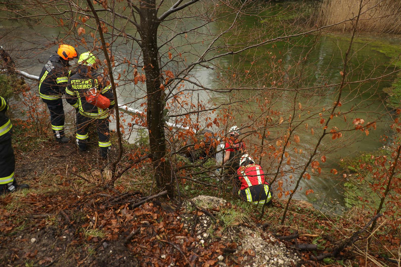 Bei Altmünster wurde eine Frau von der Feuerwehr gerettet.