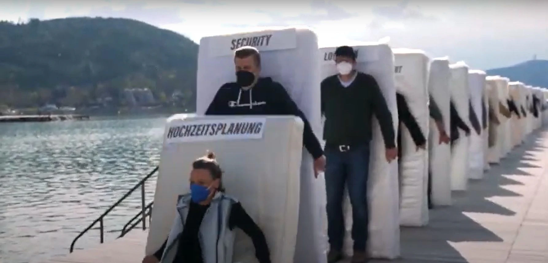 Die Unternehmer stehen mit Matratzen auf der Brücke des Wörthersee-Strandbades in Klagenfurt.