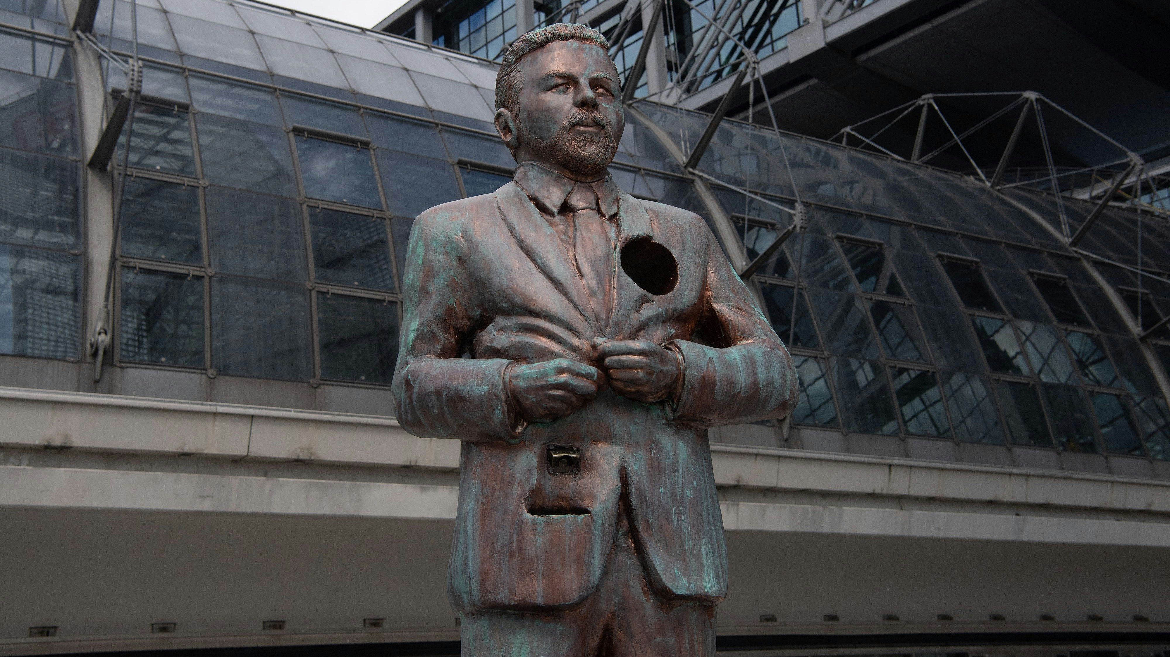 Die "interaktive" <strong>Klass-Heufer-Umlauf-Statue</strong> steht vor dem Berliner Hauptbahnhof. Im Herz-Loch dürfen Fans Andenken und Geschenke hinterlassen.