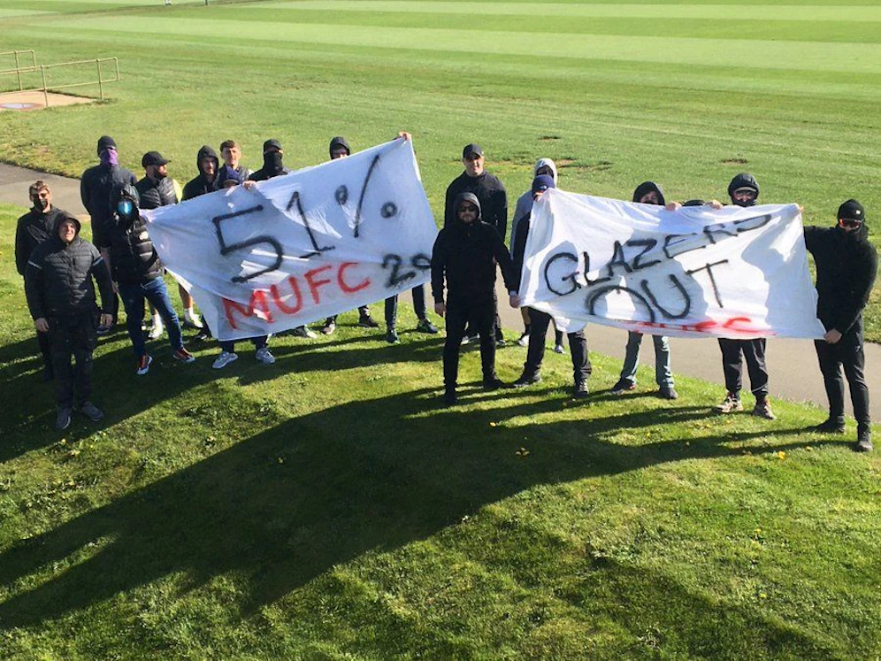 United-Fans stürmten das Trainingsgelände. 